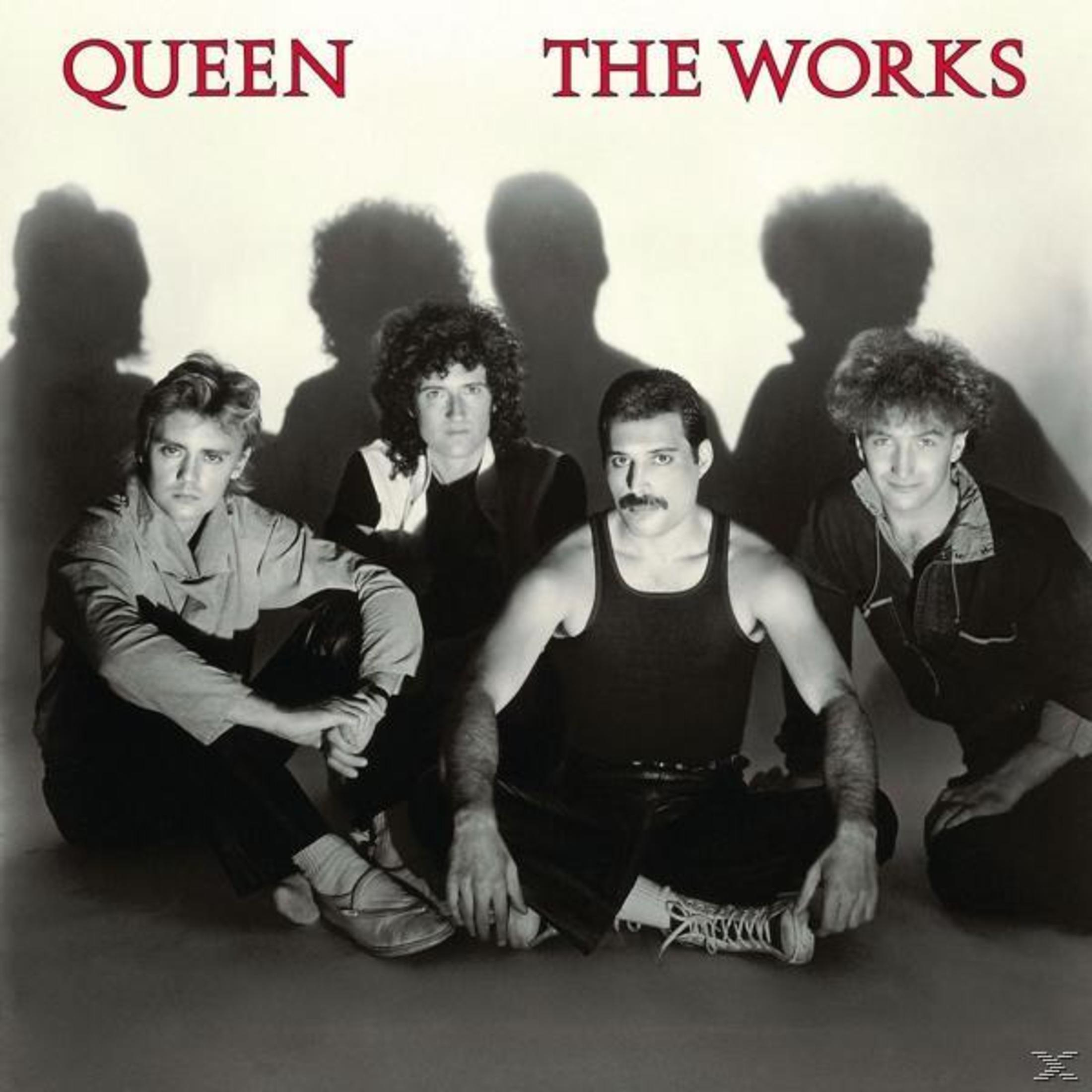 Queen bandleden zitten, schaduwen erachter. Albumtitel bovenaan.