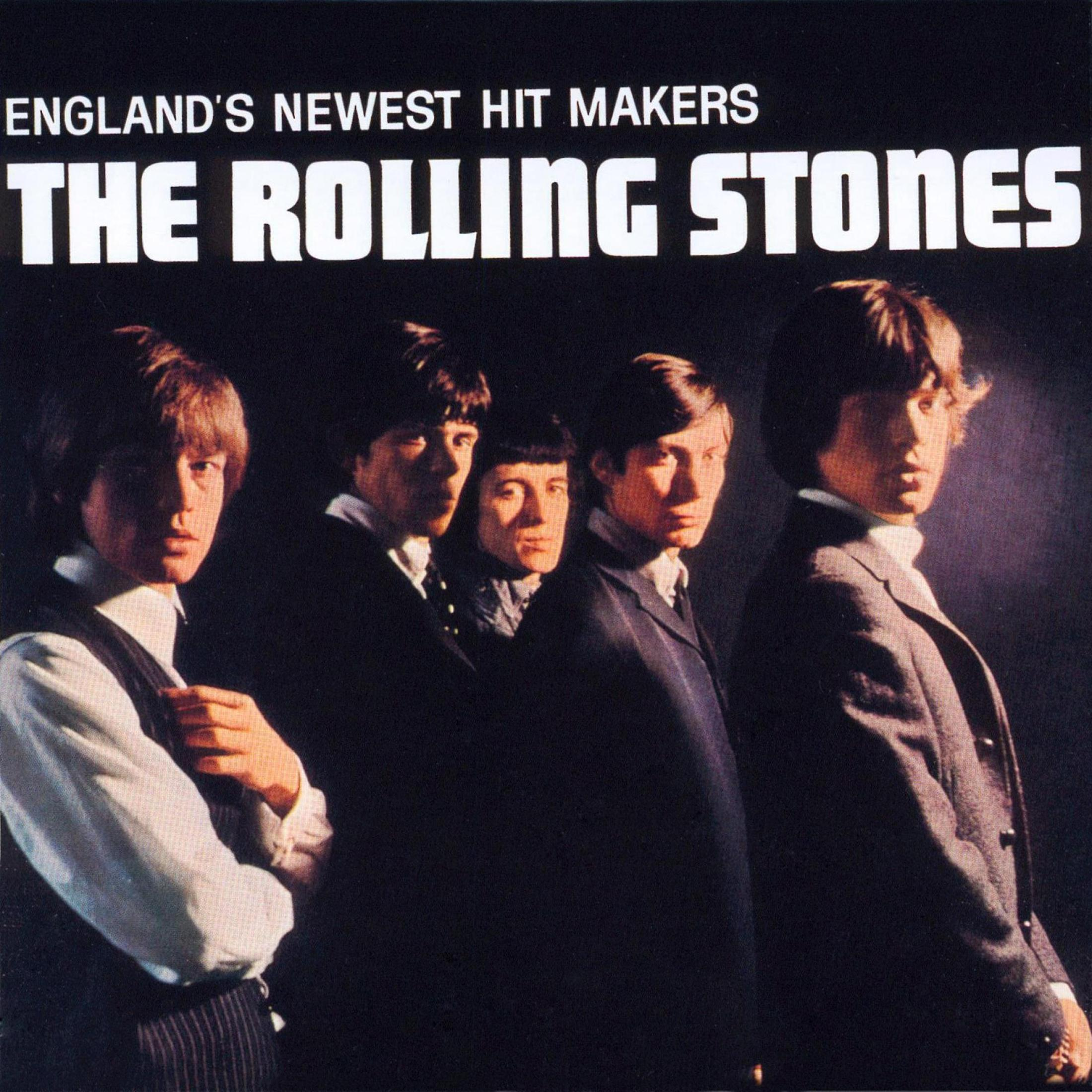 Photo du groupe : Rolling Stones, cinq hommes en costumes, fond sombre, texte England's Newest Hit Makers.