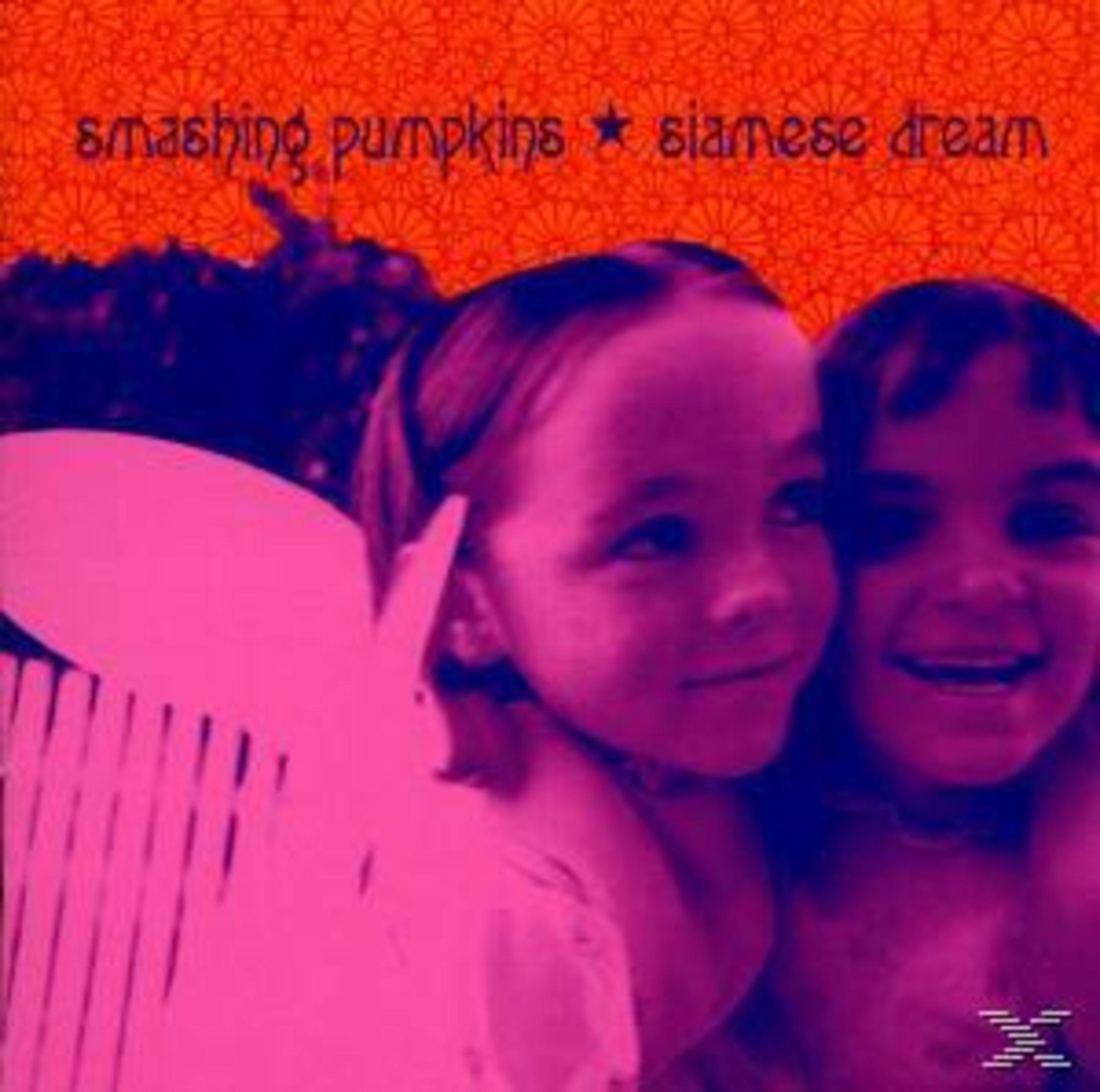 Twee jonge meisjes met een roze en oranje achtergrond. De bandnaam is "Smashing Pumpkins".
