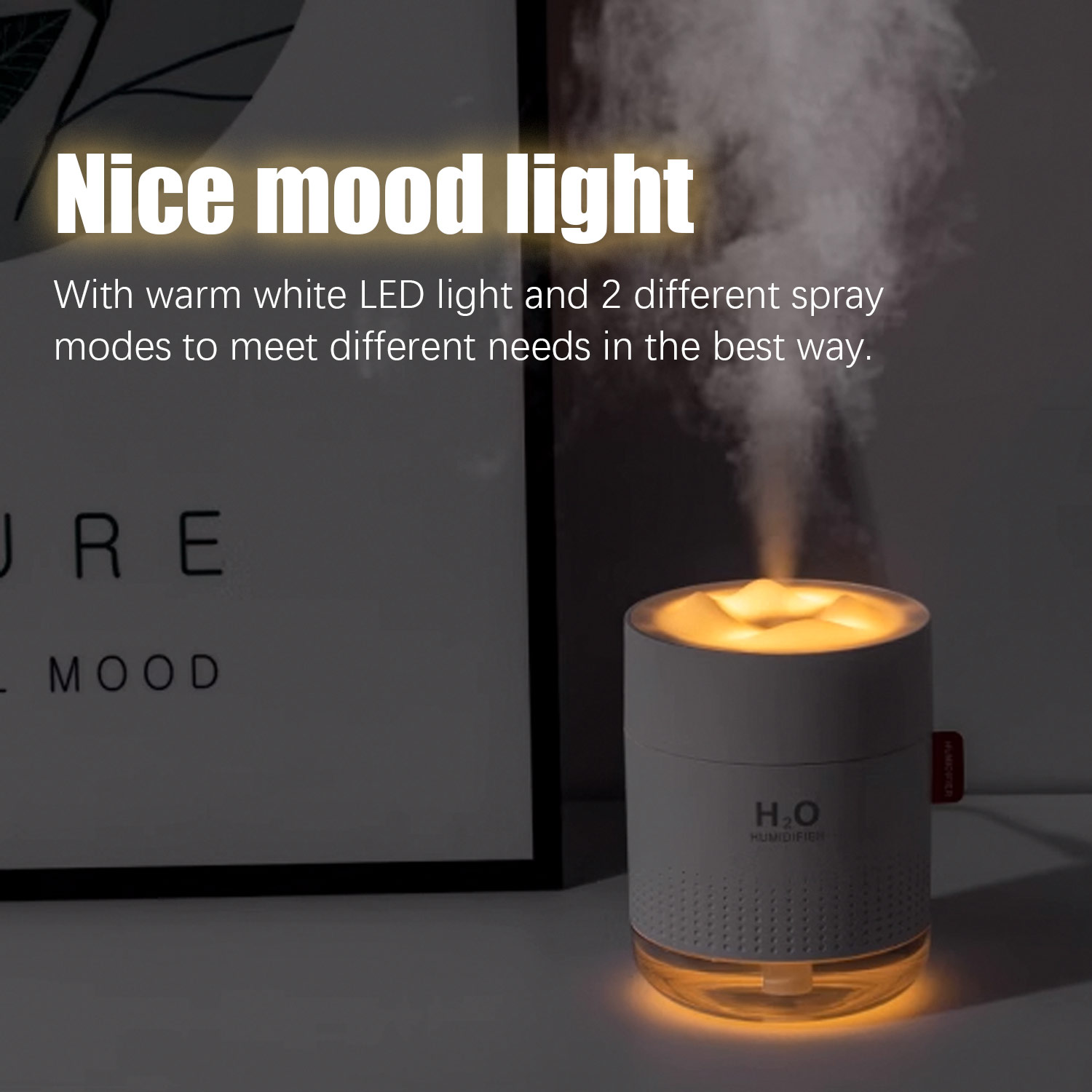 Biały nawilżacz z ciepłym światłem. Para wychodzi, z plakatem w tle.