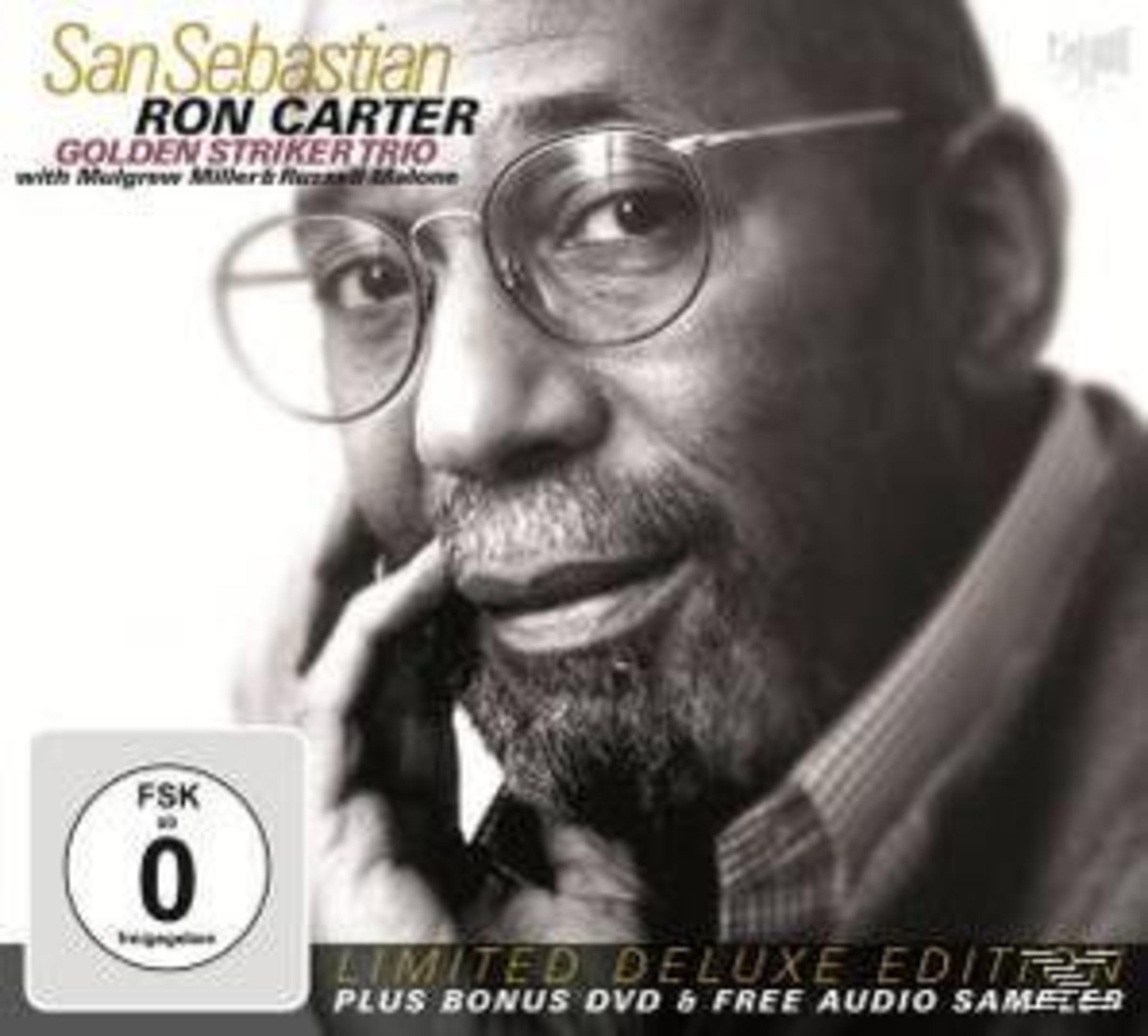 Albumhoes: Ron Carter San Sebastian. Een zwart-wit close-up van een man met een bril.