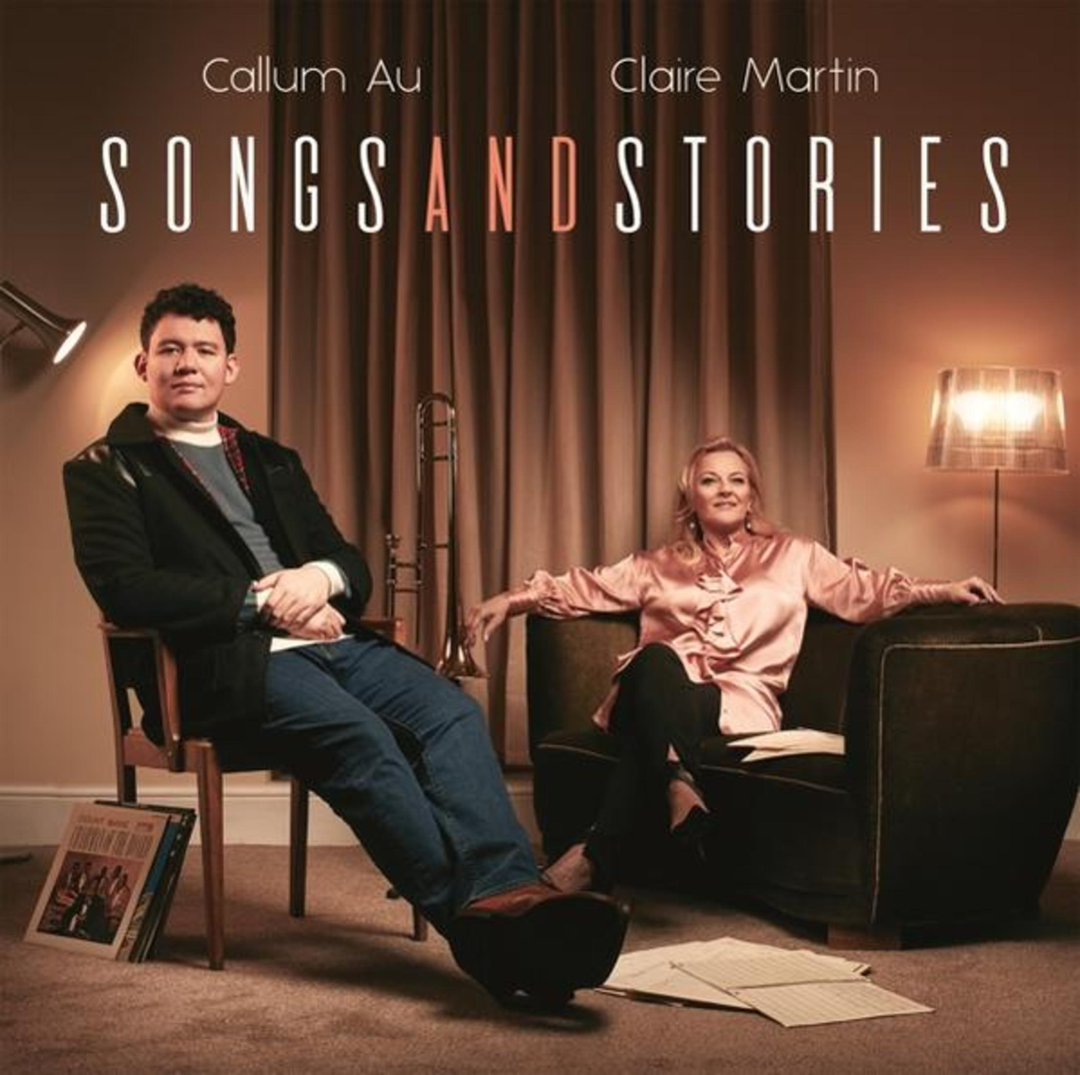 Pochette d'album : Deux personnes dans une pièce, l'une assise, l'autre penchée. Titre : Songs and Stories. Tons chauds.