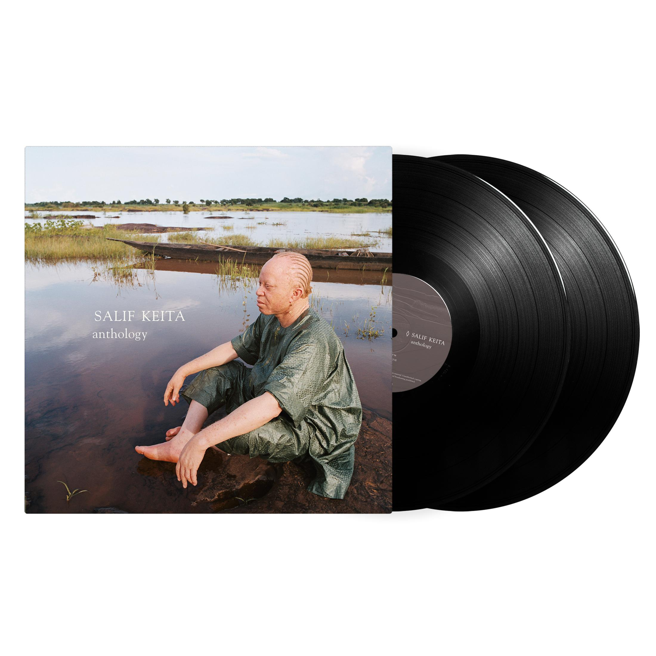Portada del álbum con Salif Keita sentado junto al agua. Dos discos de vinilo negros a la derecha.
