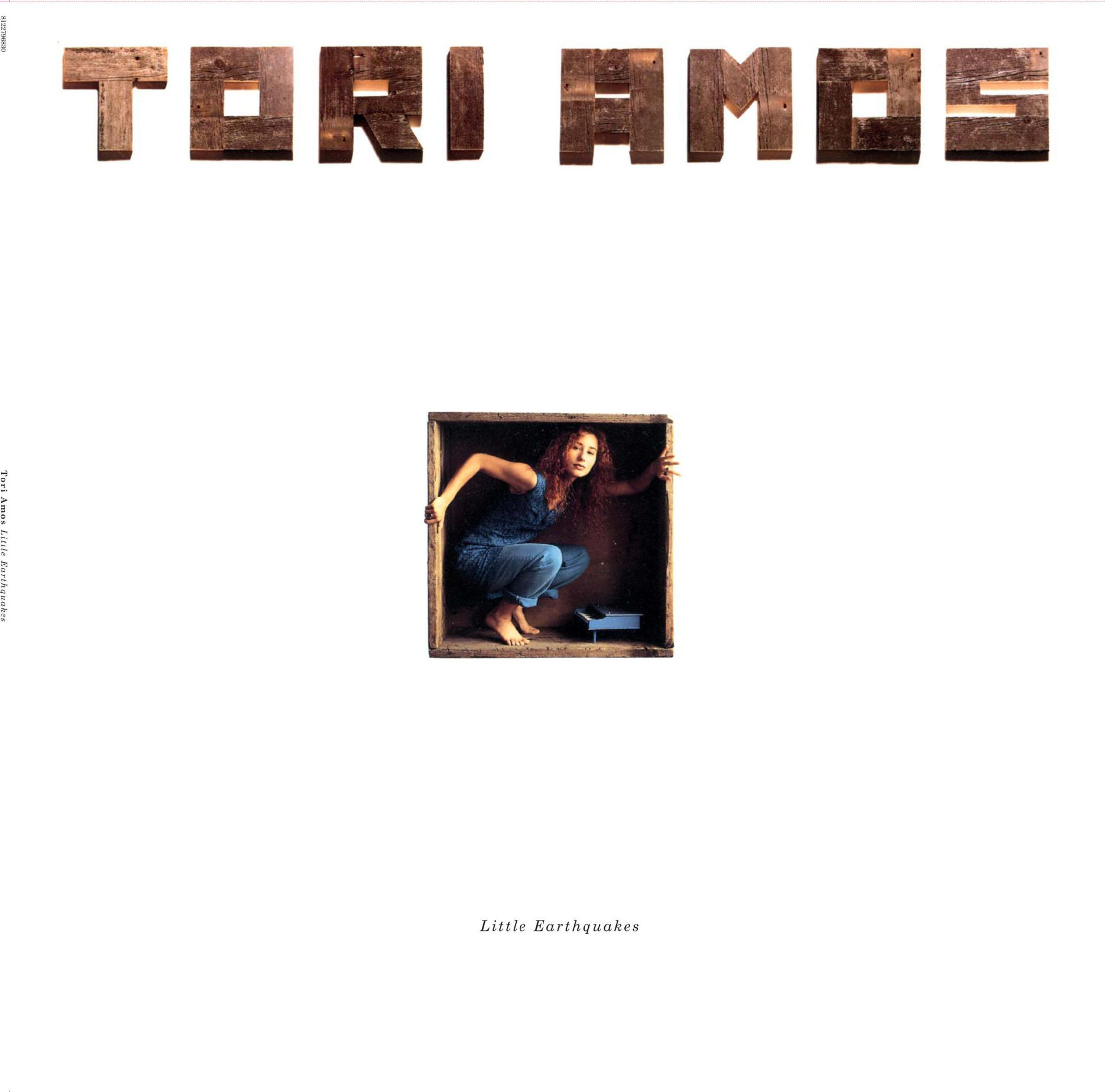 Albumhoes: Tori Amos in een houten kist, op een witte achtergrond. De albumtitel staat onderaan.