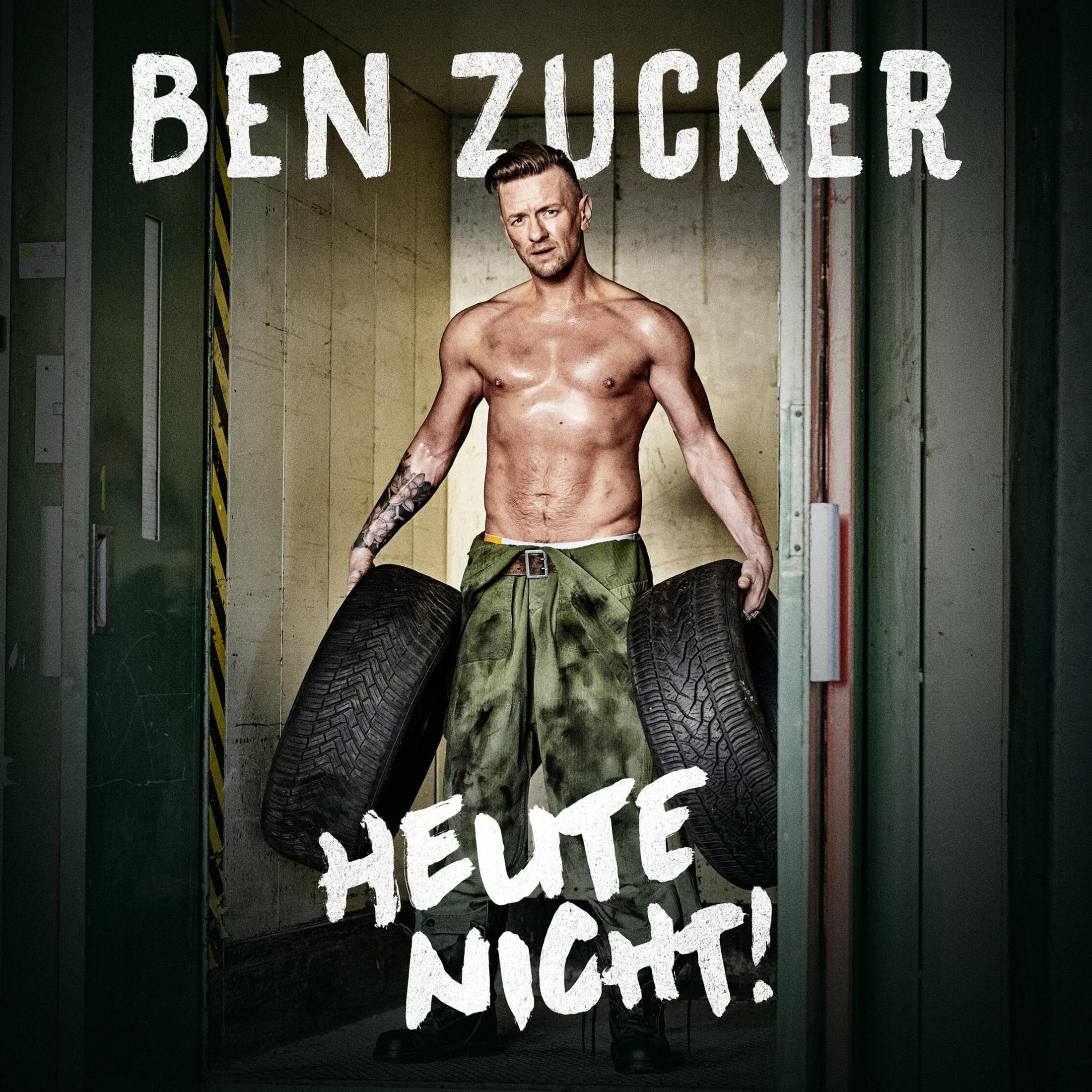 Homme torse nu tenant des pneus, pochette de l'album de Ben Zucker.