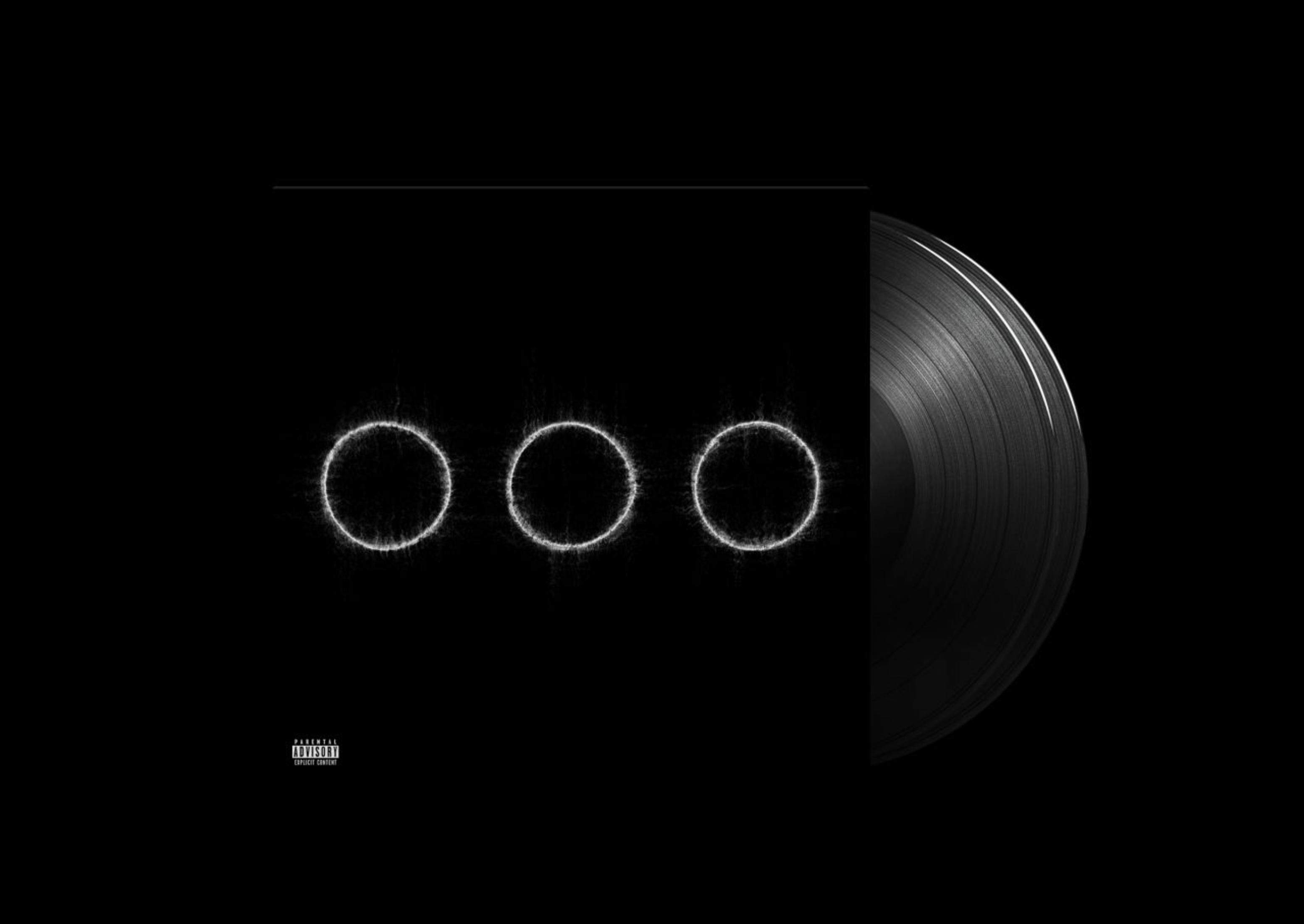 Zwarte albumhoes met drie witte, gloeiende cirkels. Een vinylplaat staat rechts. Zwarte achtergrond.