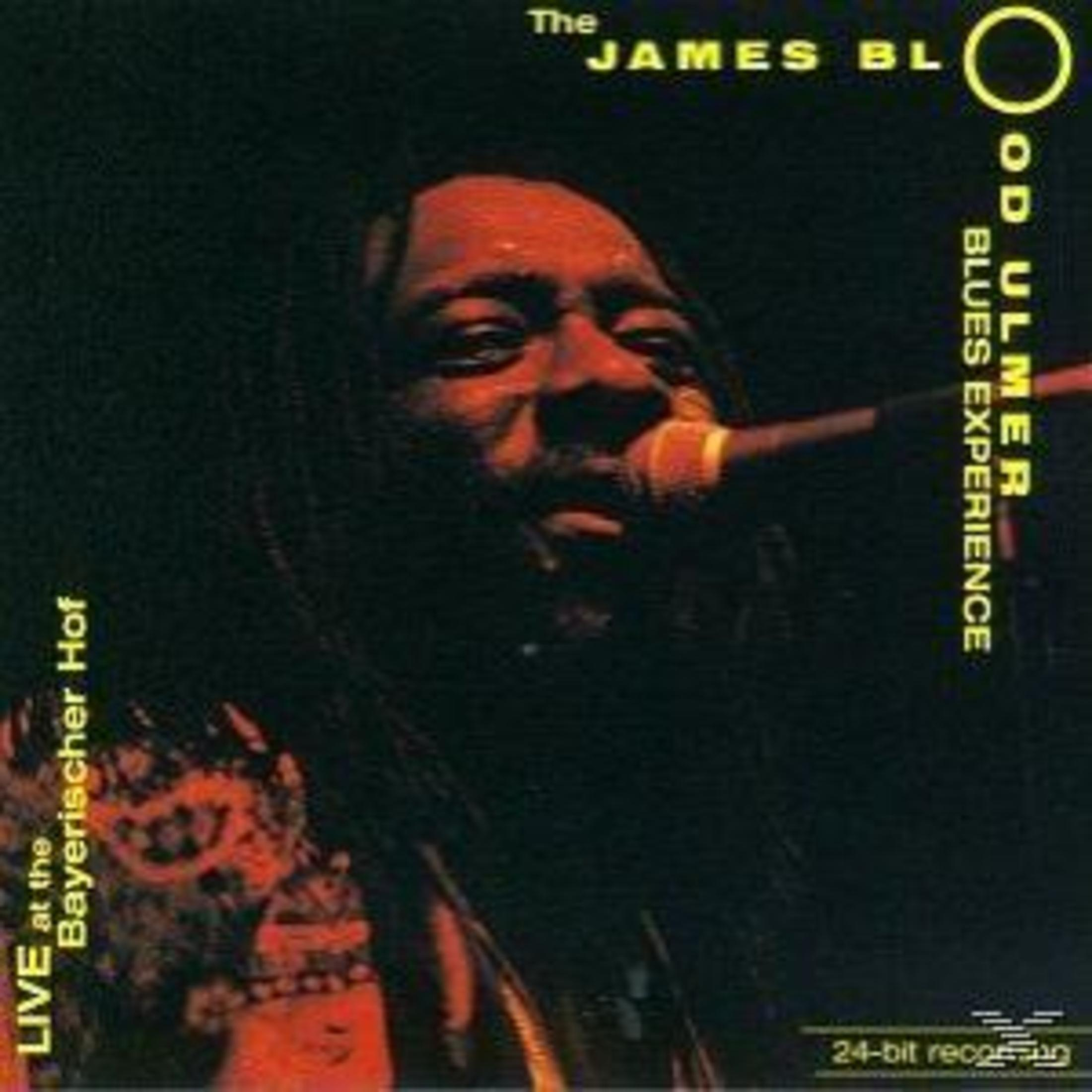 Albumhoes met een man die in een microfoon zingt. Er staat The James Blood Ulmer Blues Experience.