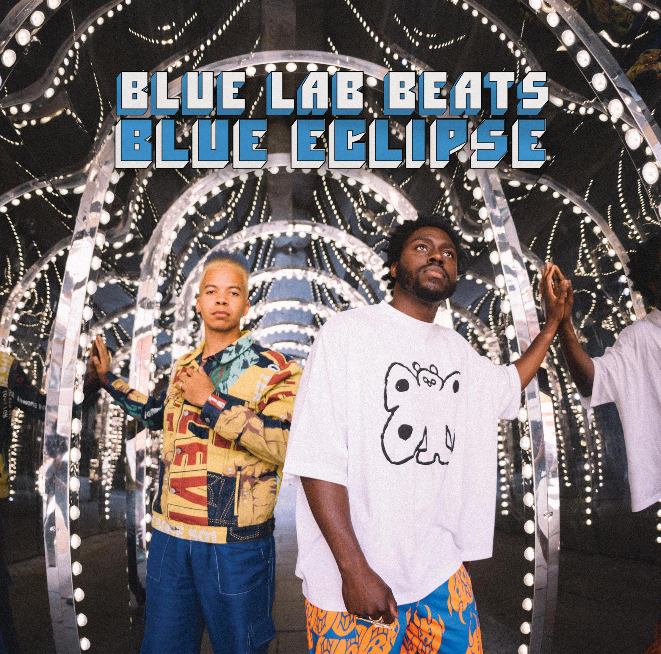 Copertina dell'album con due uomini di fronte a un tunnel con luci. Il testo in alto dice 'Blue Lab Beats Blue Eclipse'.