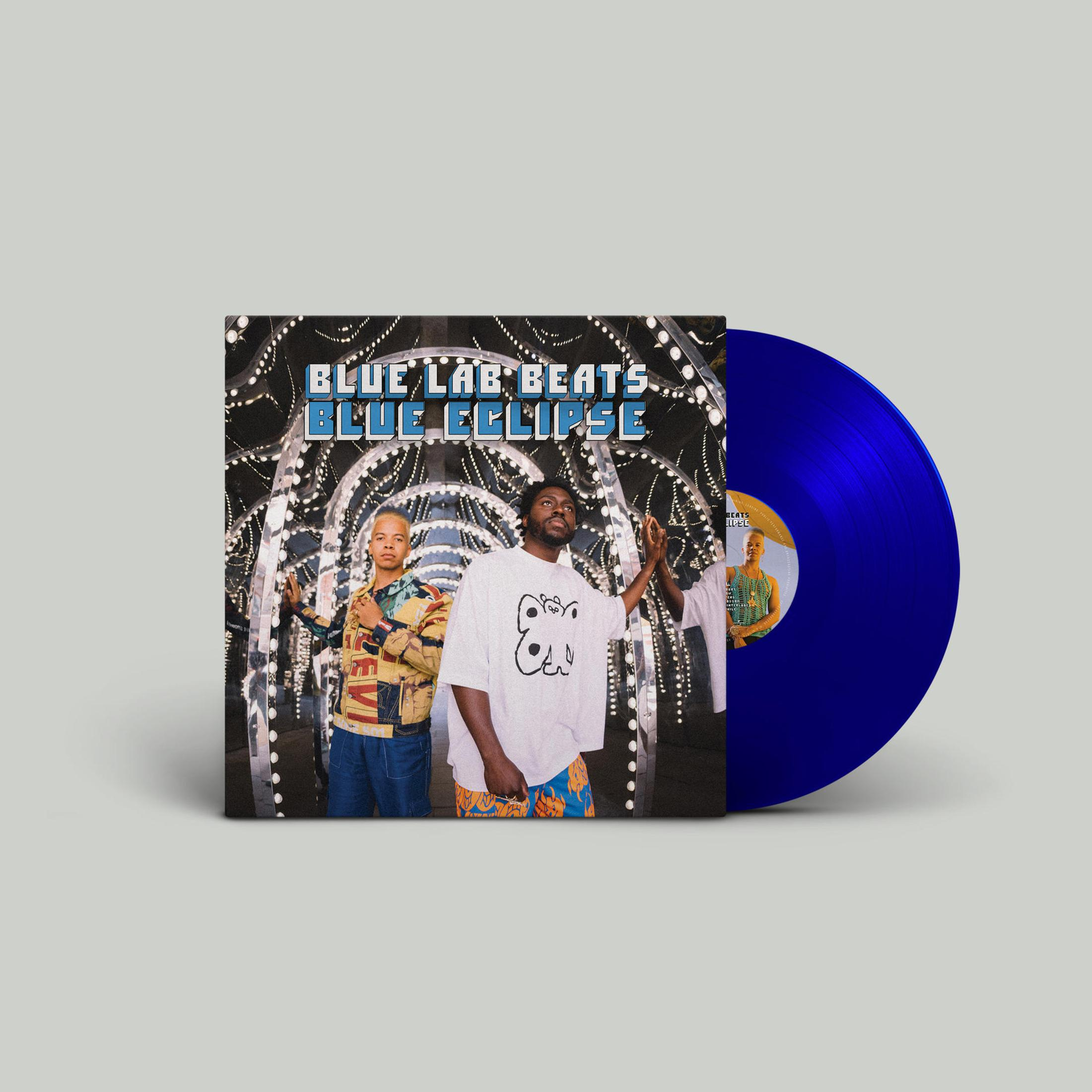 Copertina dell'album Blue Lab Beats. Due persone di fronte a un tunnel di luce. Vinile blu a destra.
