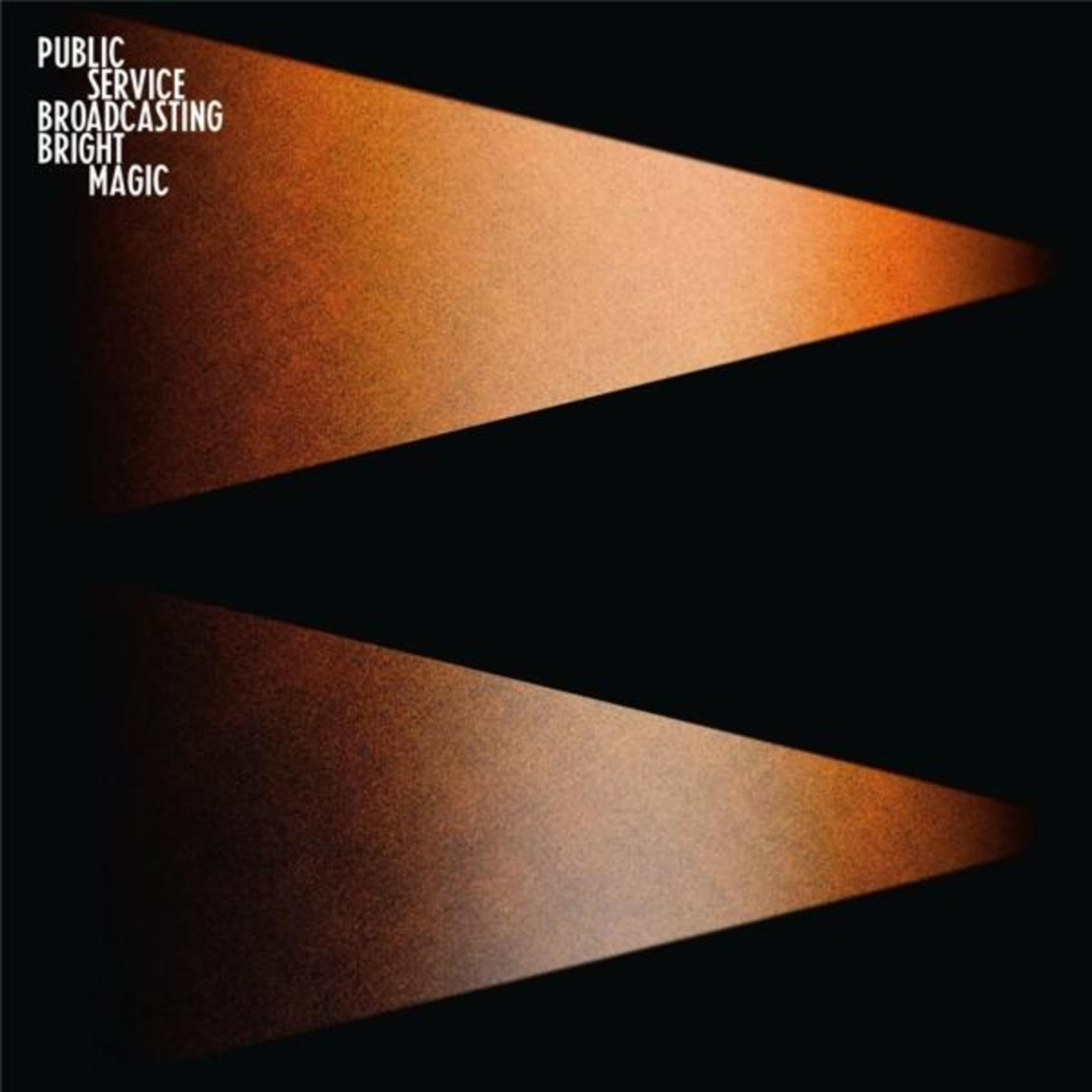 Sfondo scuro con due fasci di luce arancione. Testo: Public Service Broadcasting, Bright Magic.