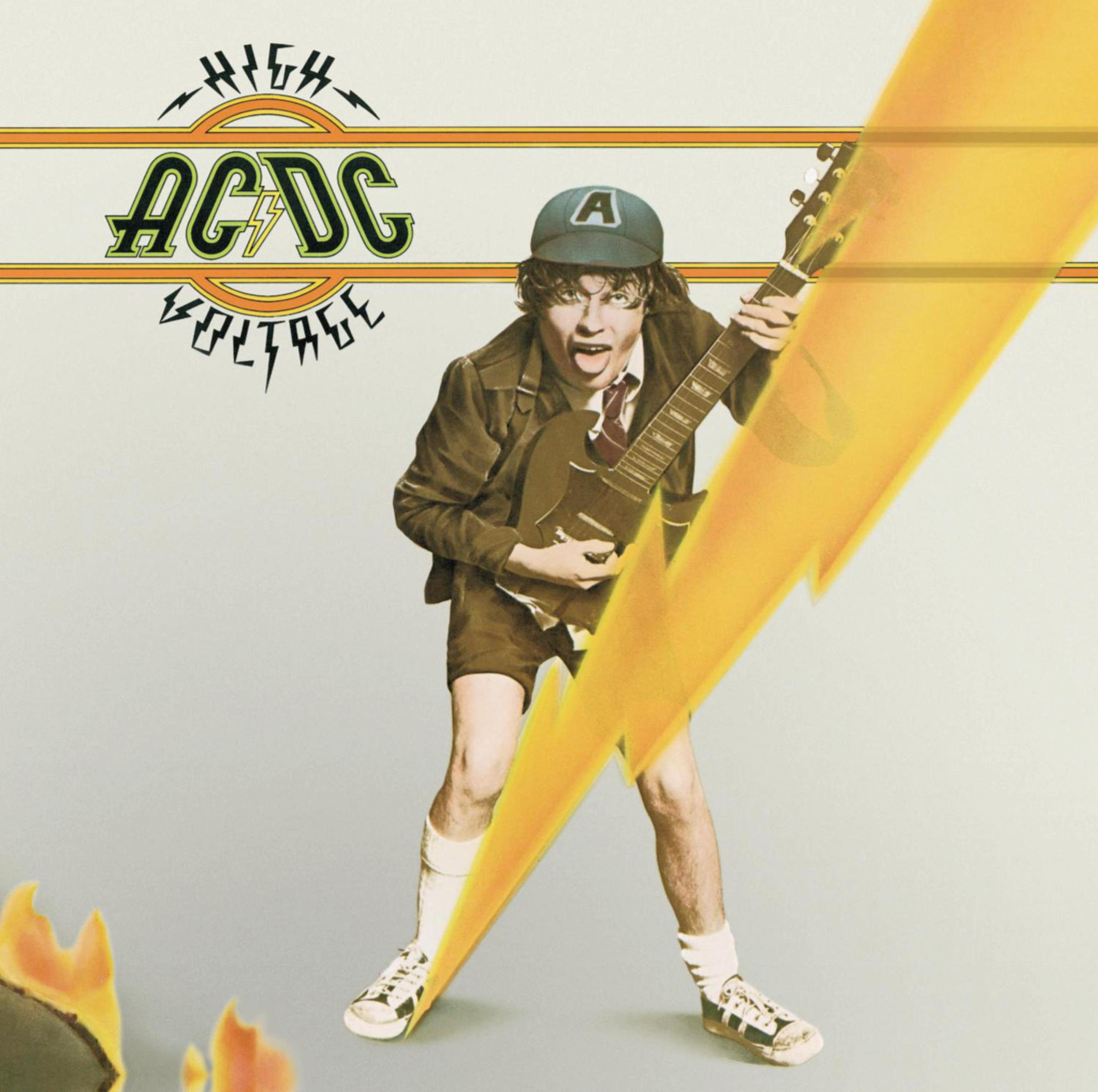 Pochette de l'album AC/DC. Un homme en casquette de baseball joue de la guitare électrique avec un éclair jaune.
