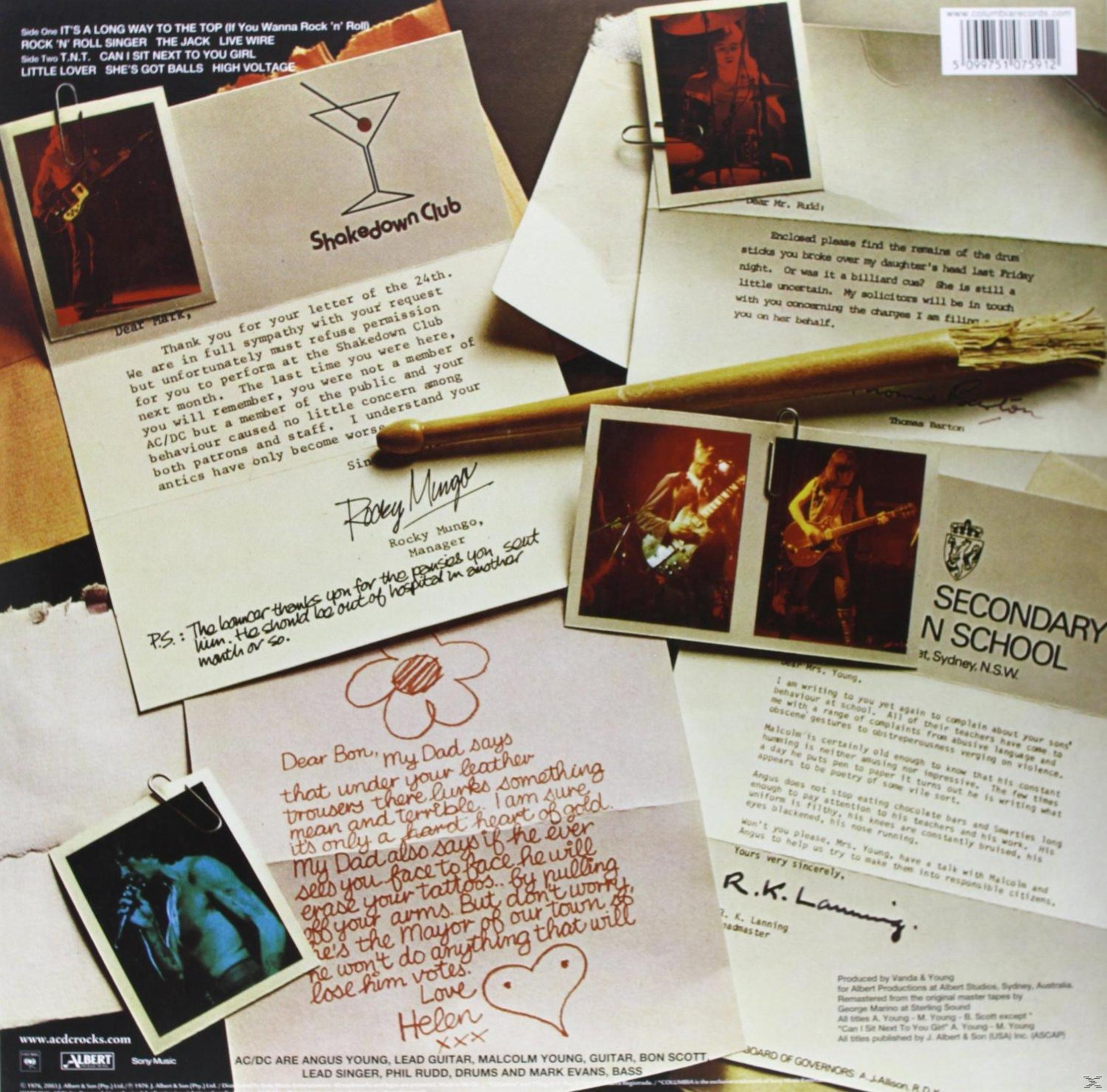 Pochette de l'album AC/DC. Lettres manuscrites et photos sur la table.