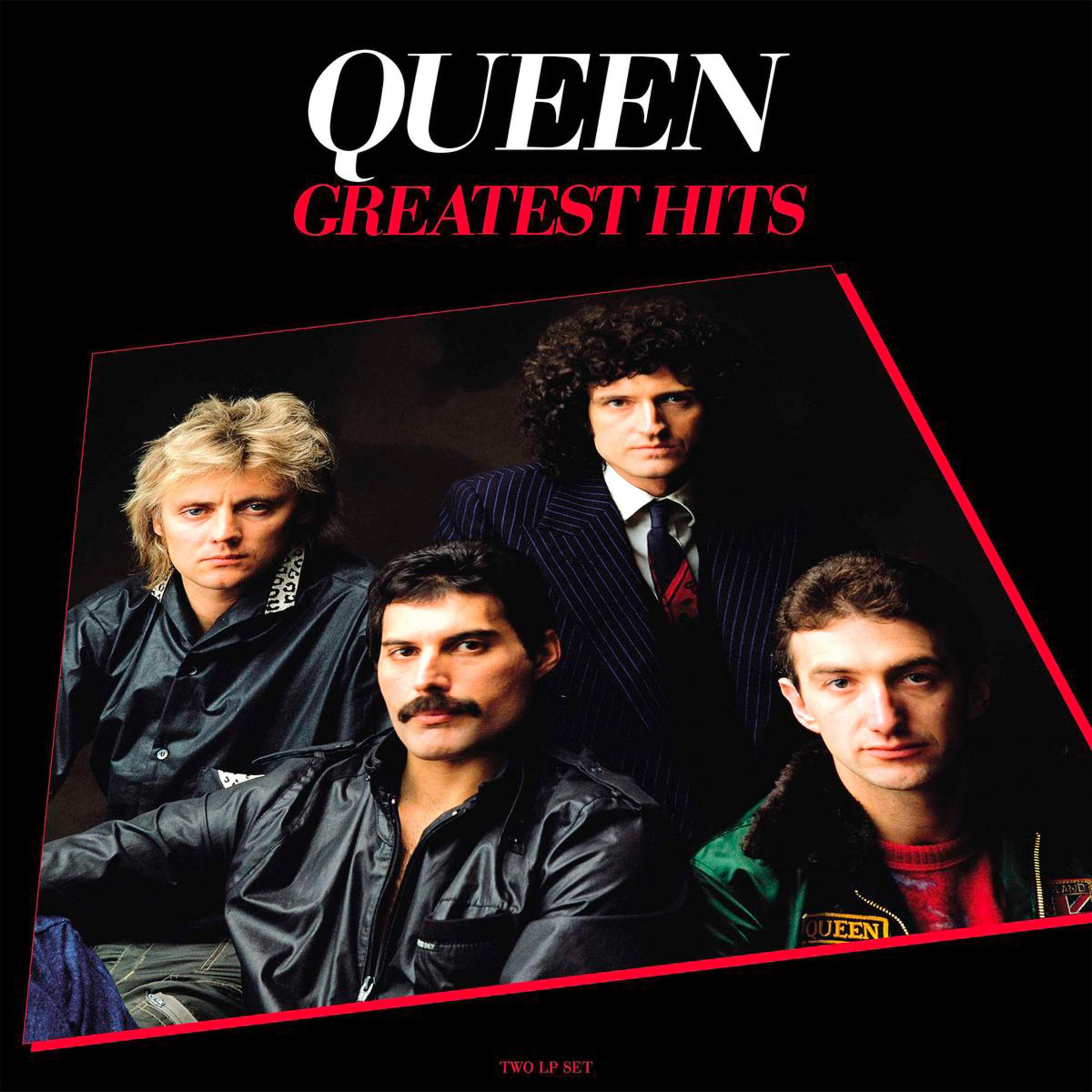 Portada del álbum Greatest Hits de Queen. Los miembros de la banda posan con fondo negro. Marco rojo. Texto: Queen.