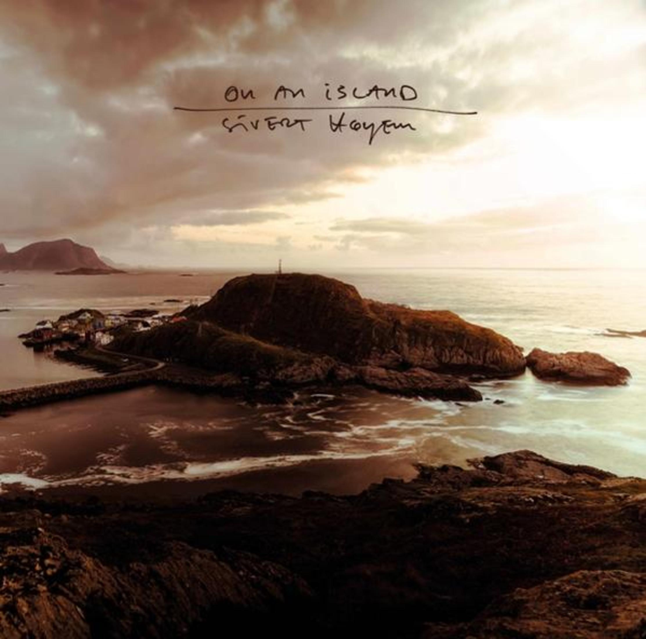 Copertina dell'album con un paesaggio di acqua e terra. Testo: On An Island e il nome dell'artista. Cielo nuvoloso.