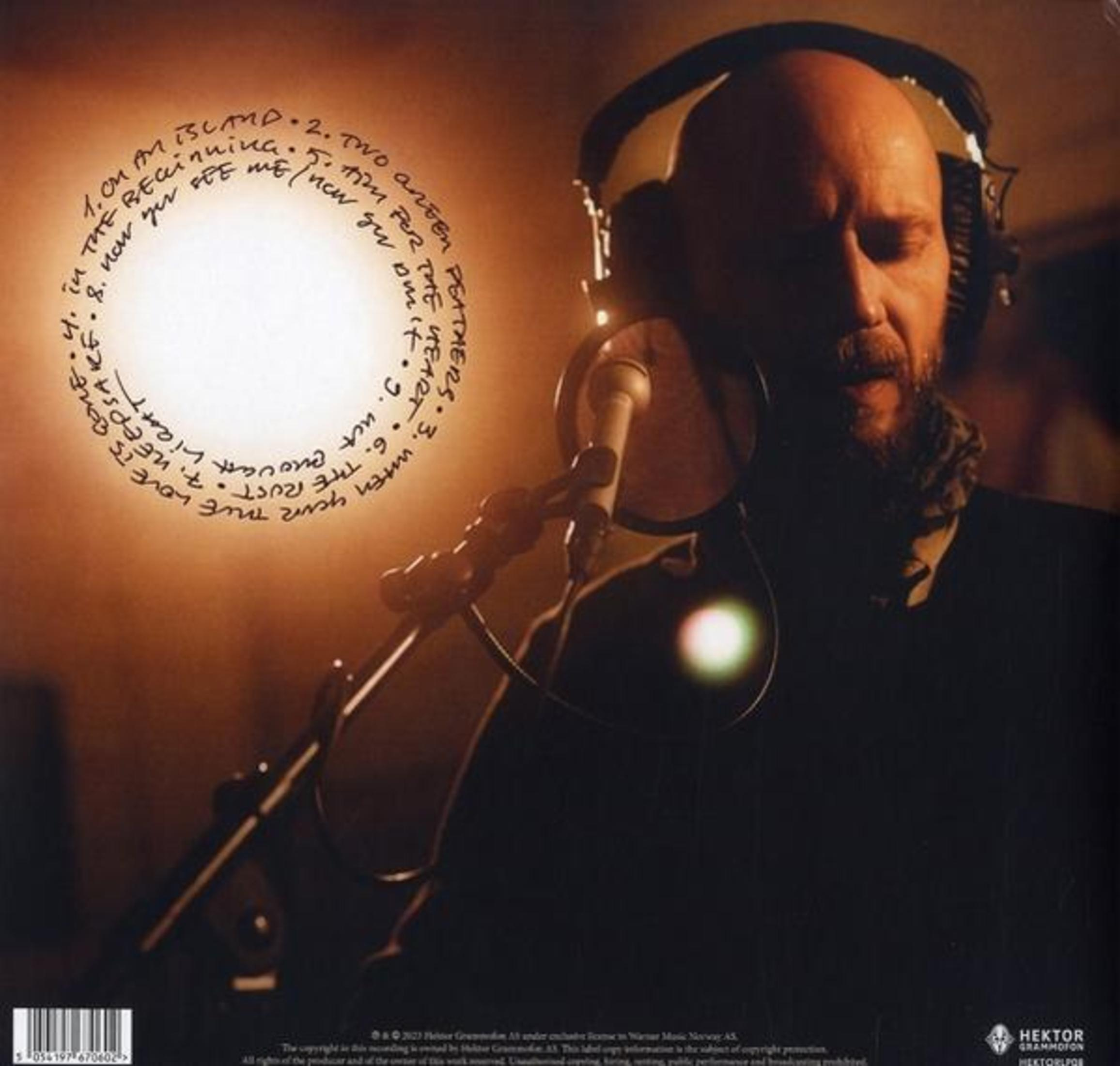 Retro copertina dell'album con un uomo in studio con le cuffie. I titoli delle canzoni sono scritti in cerchio attorno alla foto.