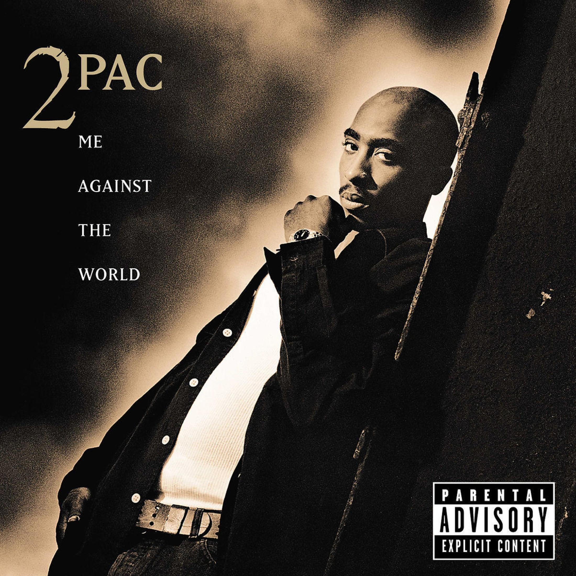 Copertina: 2Pac appoggiato a un muro, camicia bianca, giacca nera.