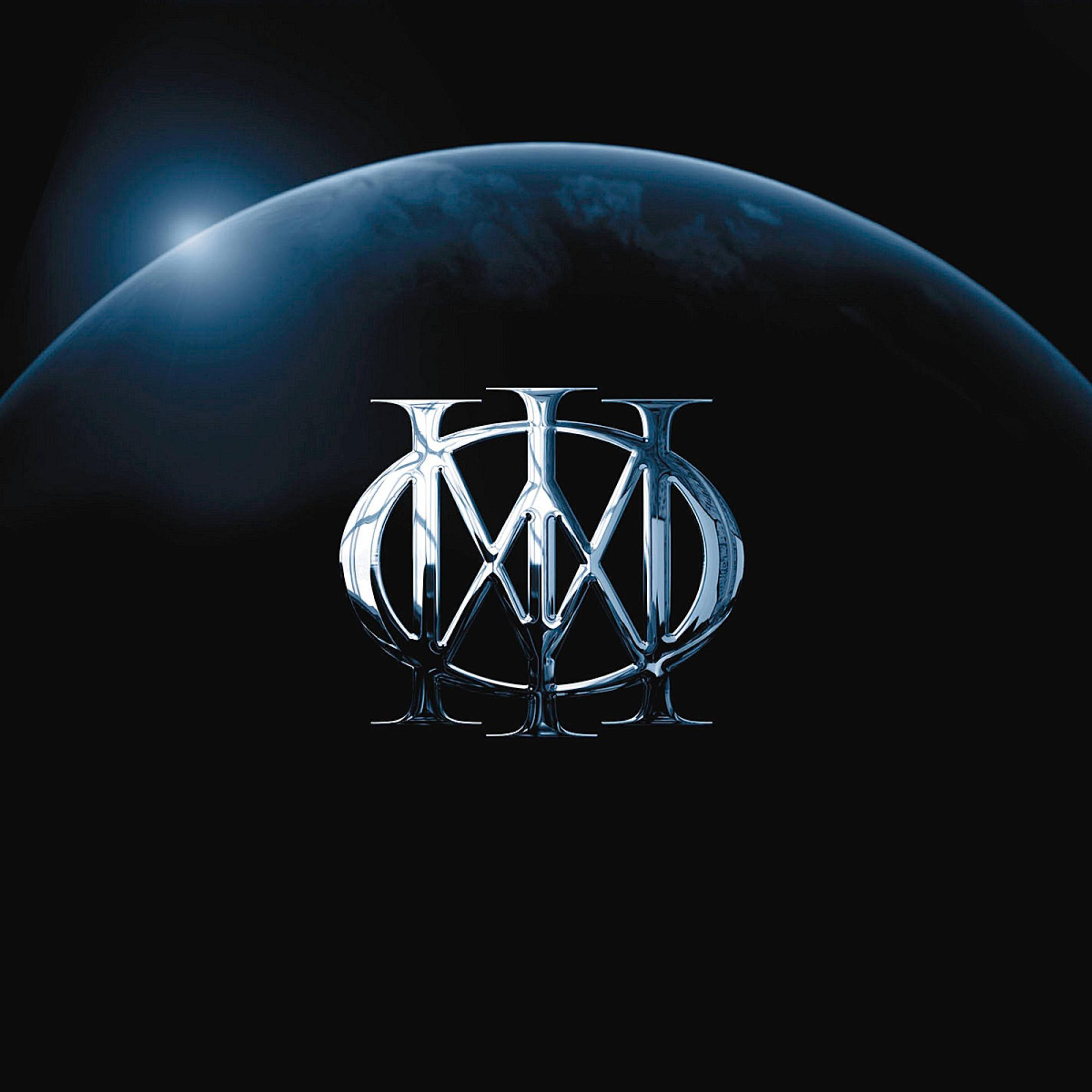Logo Dream Theater en chrome avec un fond planétaire. Fond bleu foncé.