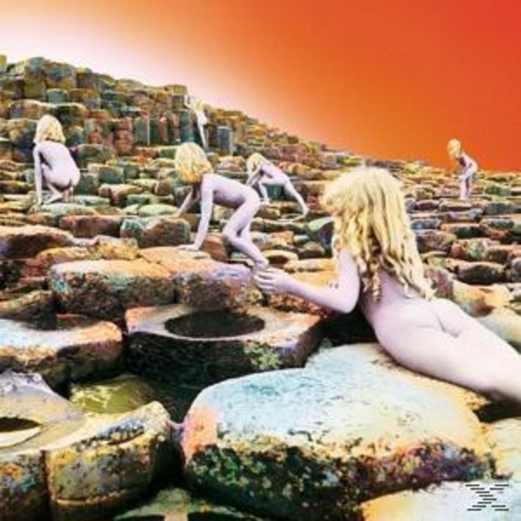Copertina dell'album 'Houses of the Holy' dei Led Zeppelin. Figure nude su una formazione rocciosa, cielo arancione.
