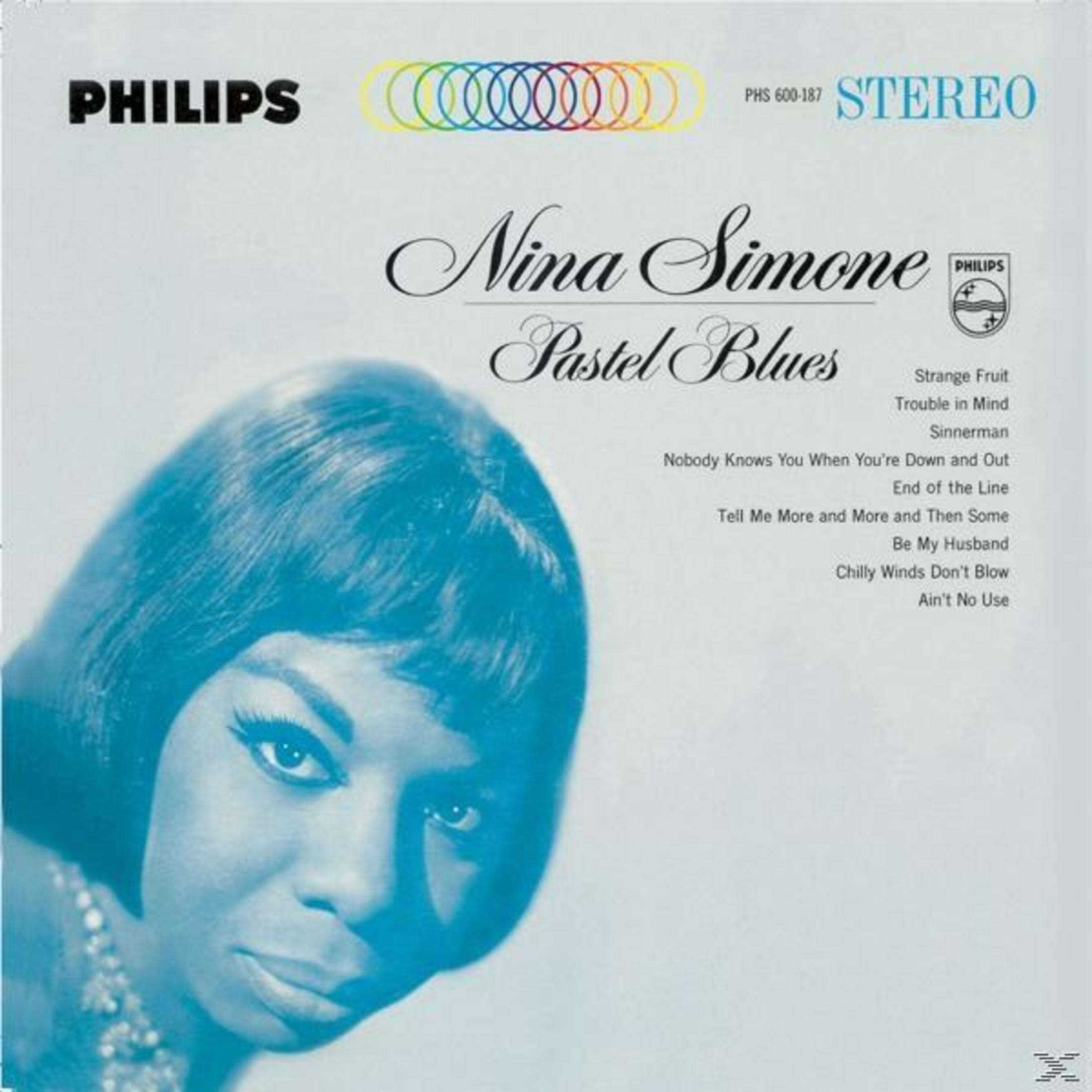Nina Simone albumhoes met haar foto en tracklist. Blauw en wit zijn dominante kleuren.