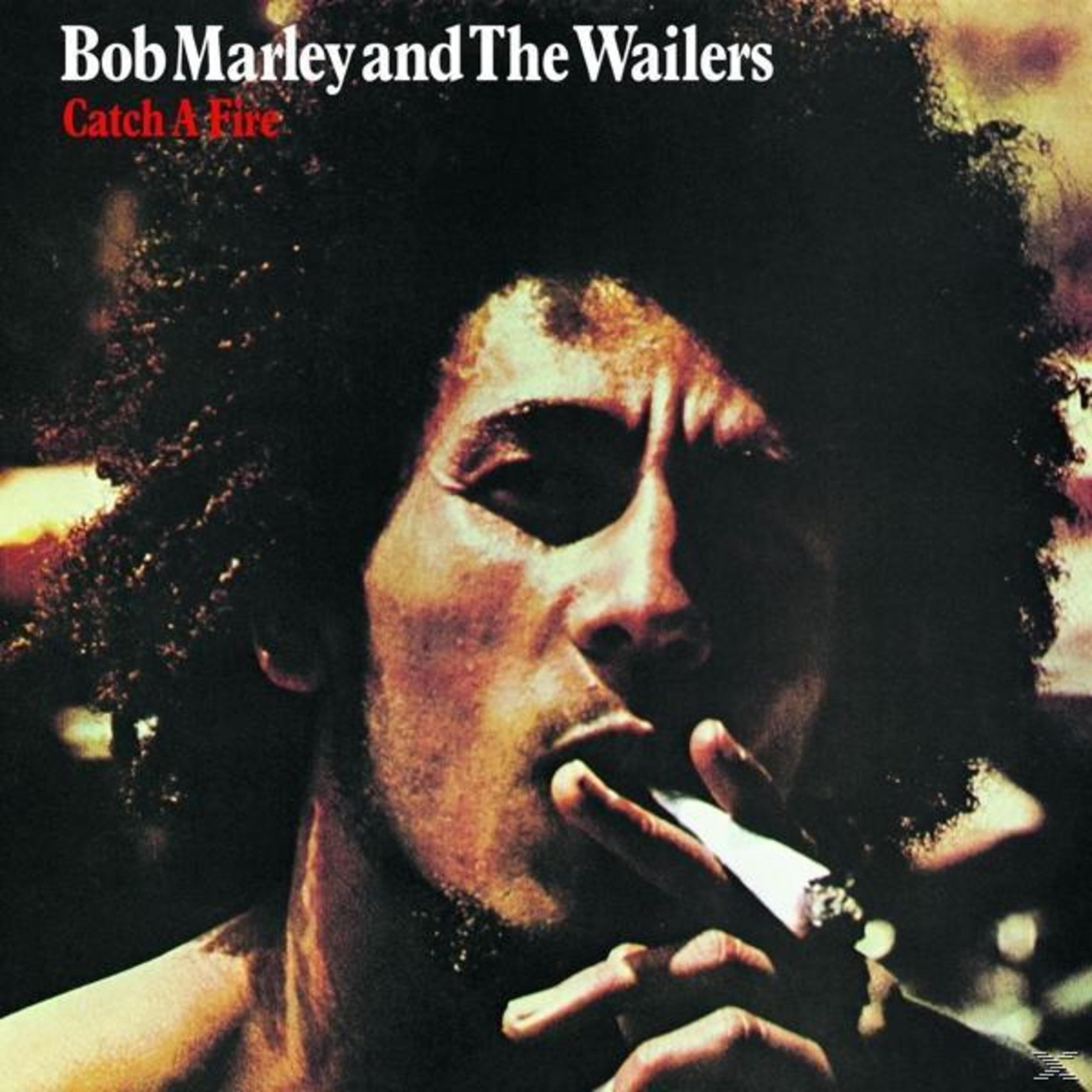 Bob Marley rookt een sigaret.