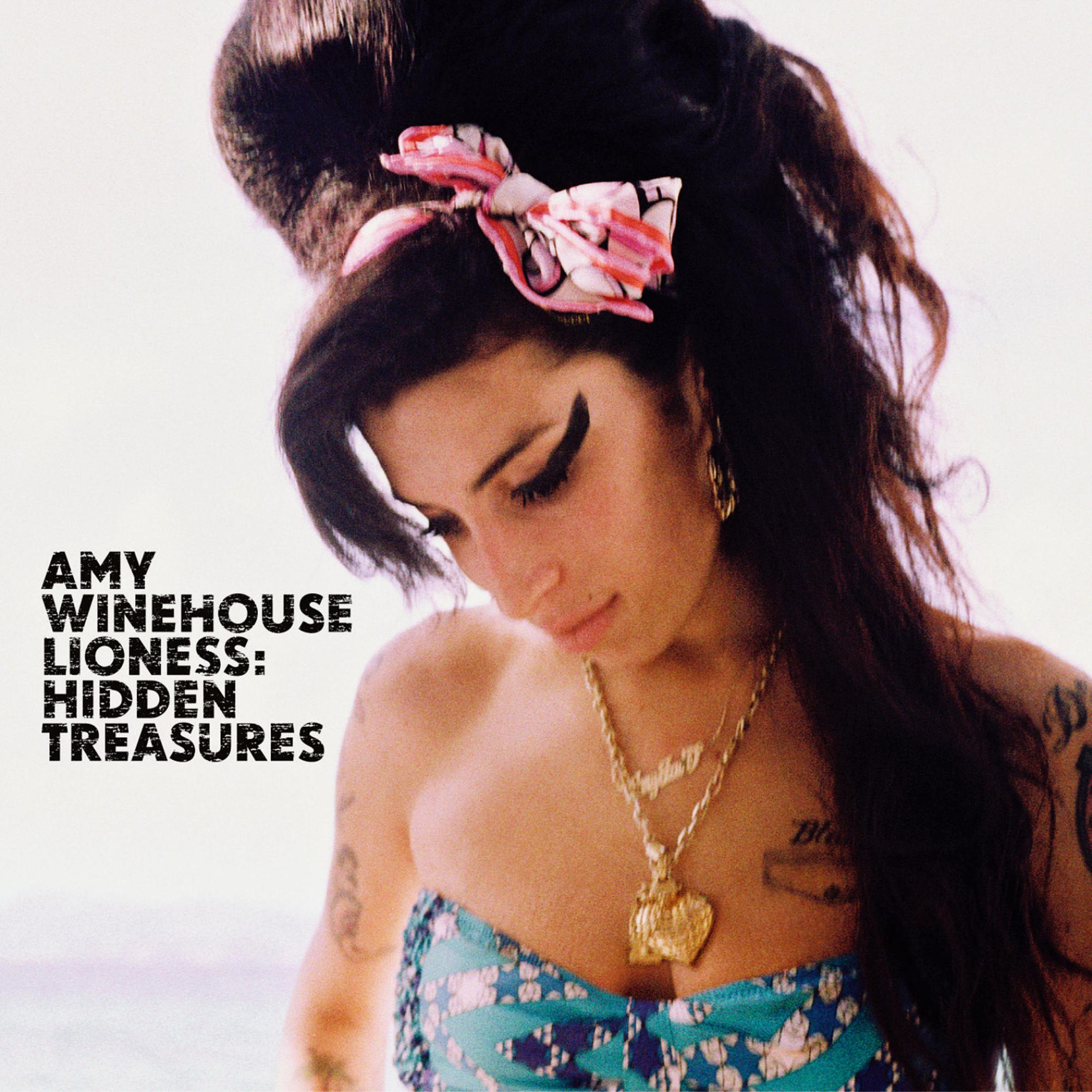 Copertina dell'album di Amy Winehouse. Guarda in basso, indossa un fiocco e una collana. Testo: Lioness: Hidden Treasures.