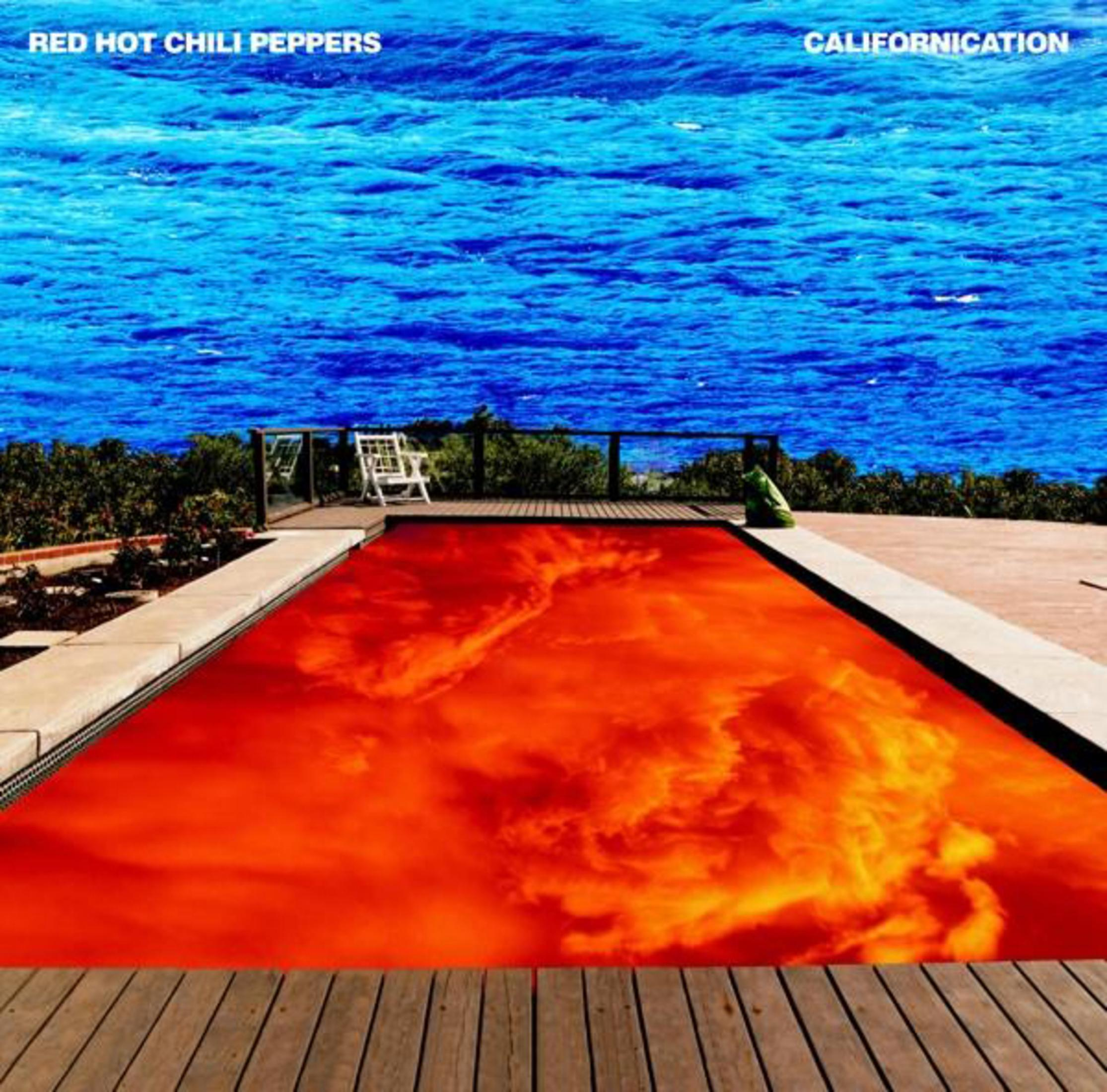 Albumcover: Red Hot Chili Peppers, rode zwembad, blauwe lucht, witte stoel, waterreflectie.