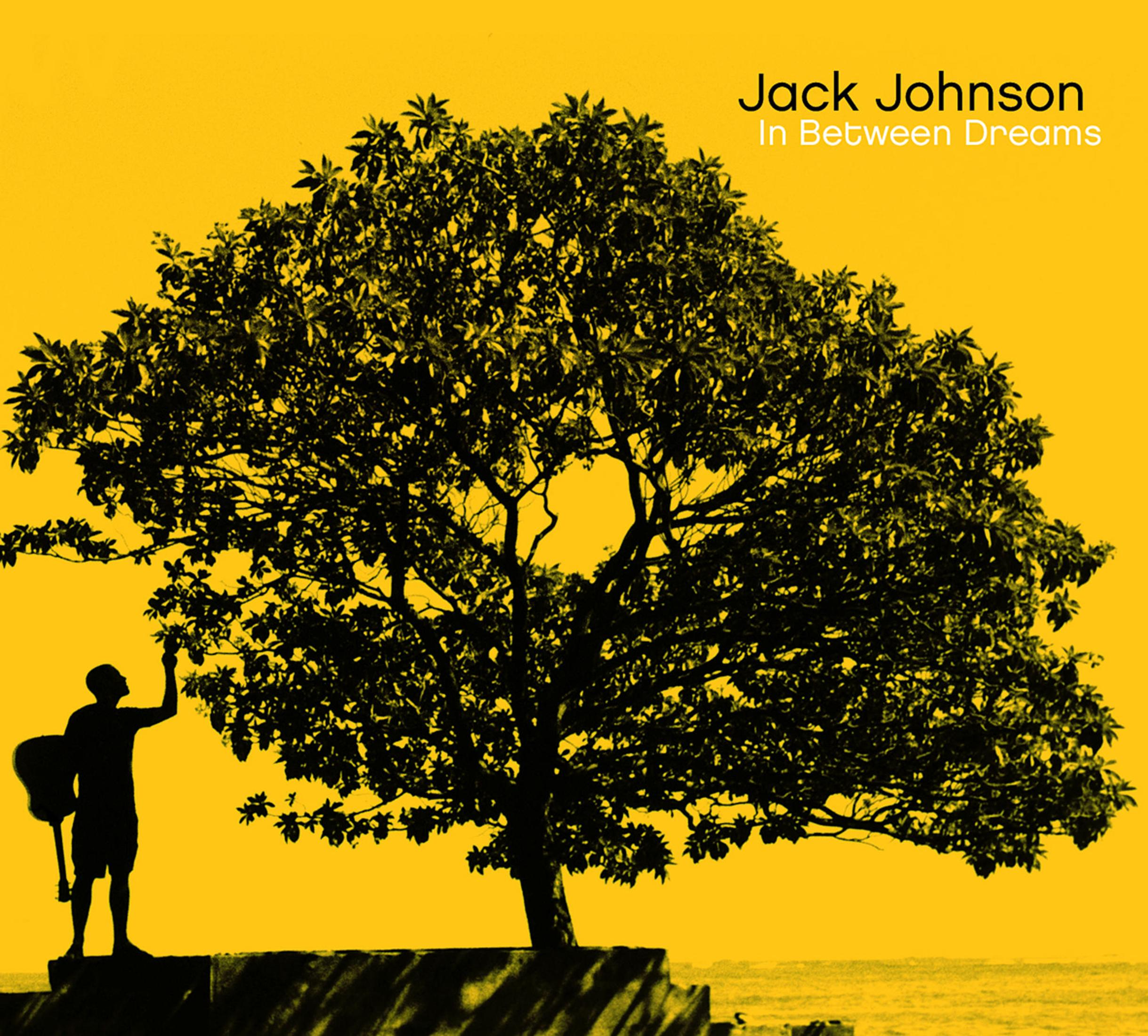 Copertina di un album di un uomo con una chitarra di fronte a un grande albero e sfondo giallo.