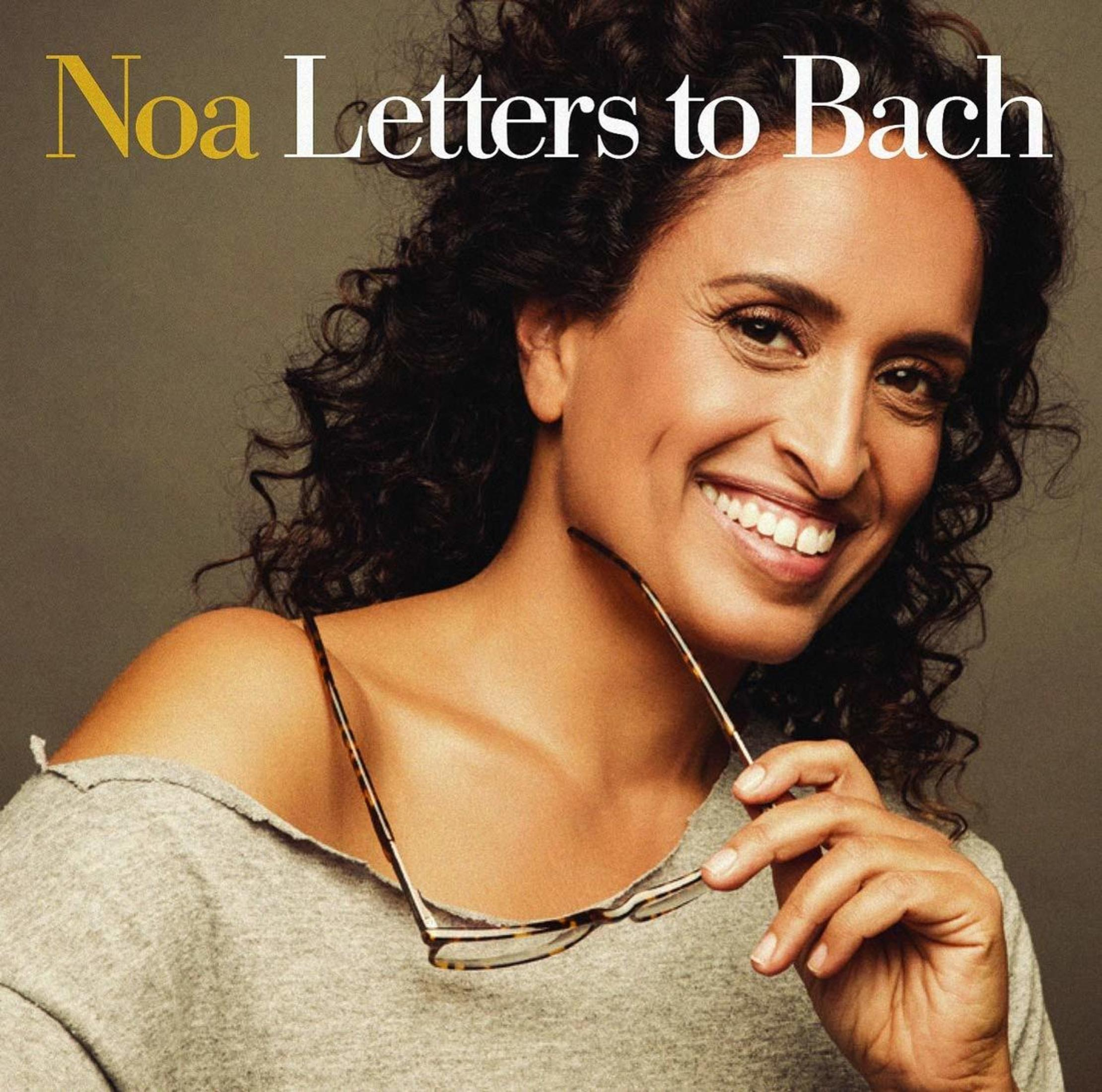 Pochette de l'album, Noa Letters to Bach. La chanteuse sourit, tenant des lunettes, texte 'Noa Letters to Bach'.