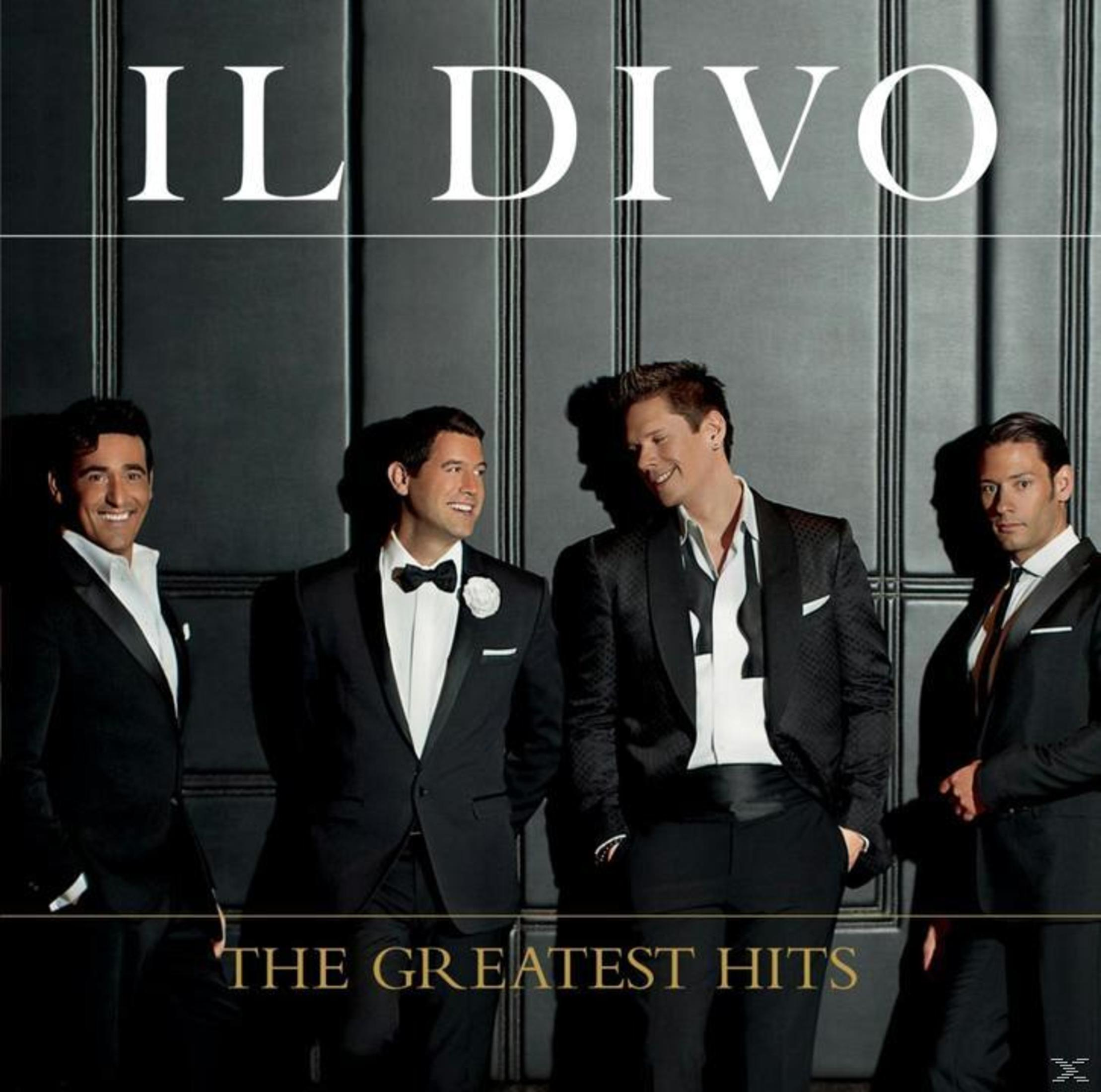 La copertina dell'album 'The Greatest Hits' de Il Divo mostra quattro uomini in smoking che sorridono e si guardano.