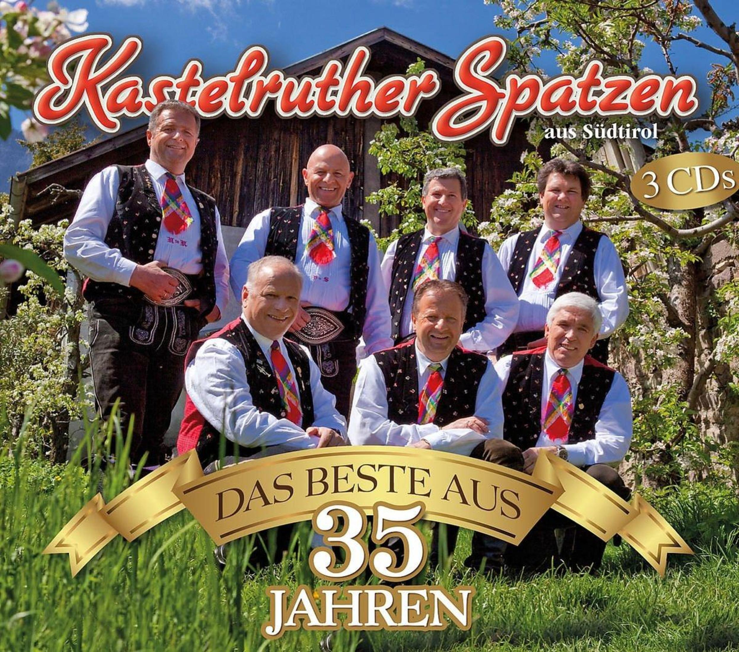 Albumhoes met zeven mensen en een banner voor een groen veld.