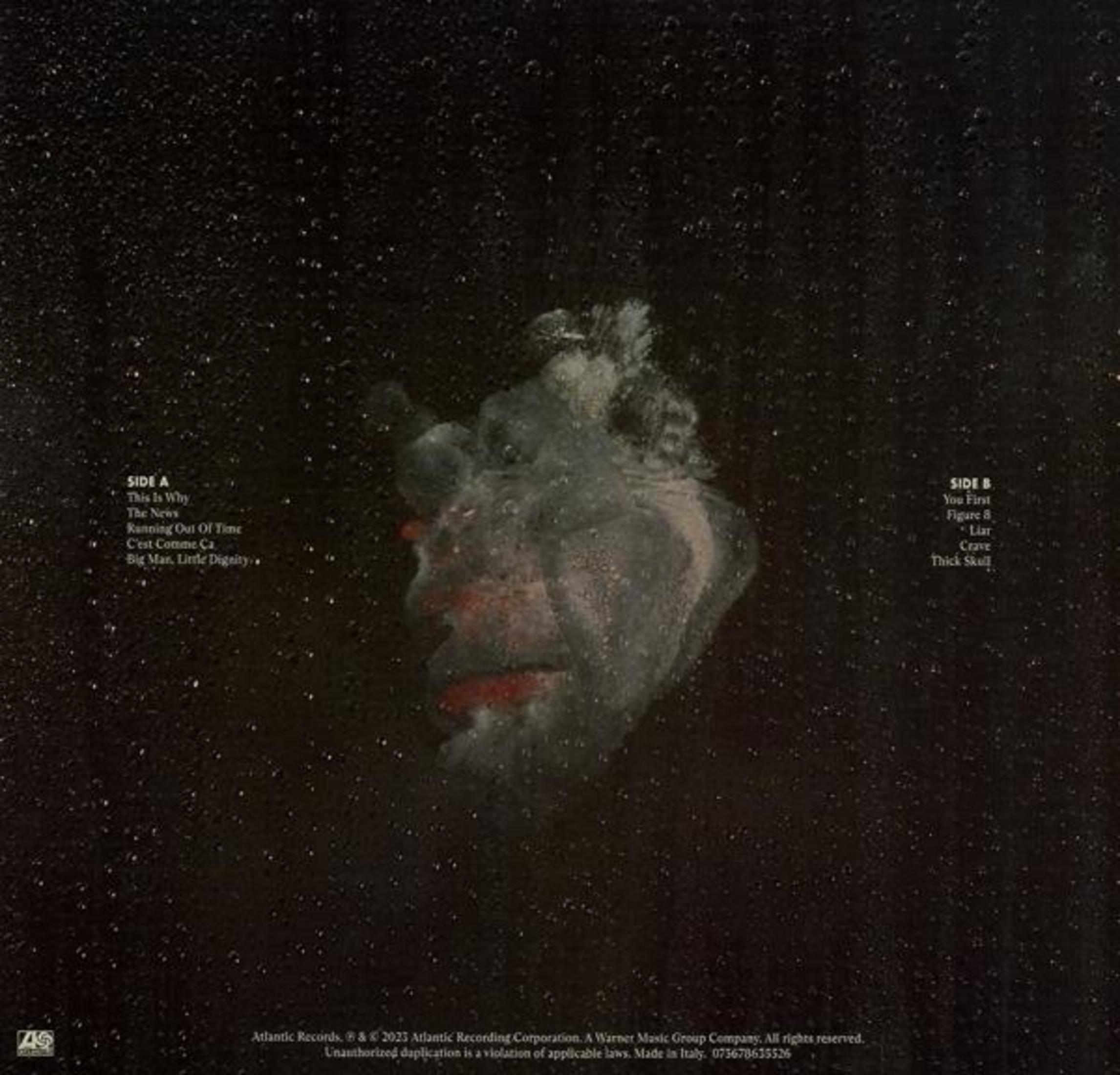 Una portada oscura de disco. Una imagen con forma de rostro con labios rojos es visible. La imagen tiene un efecto de gotas de agua.