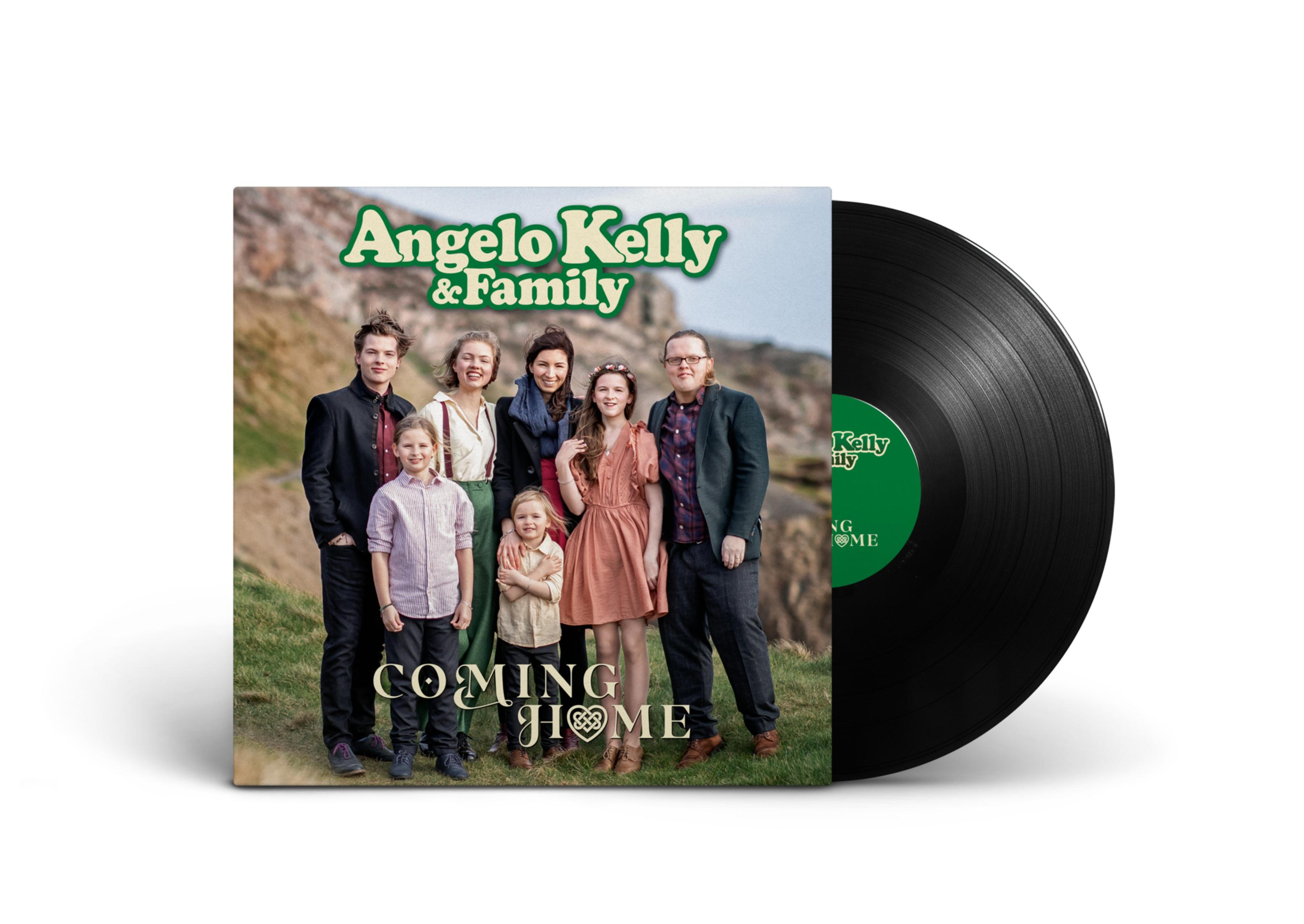 Une pochette d'album, avec une photo de famille et un disque vinyle sur une surface blanche.