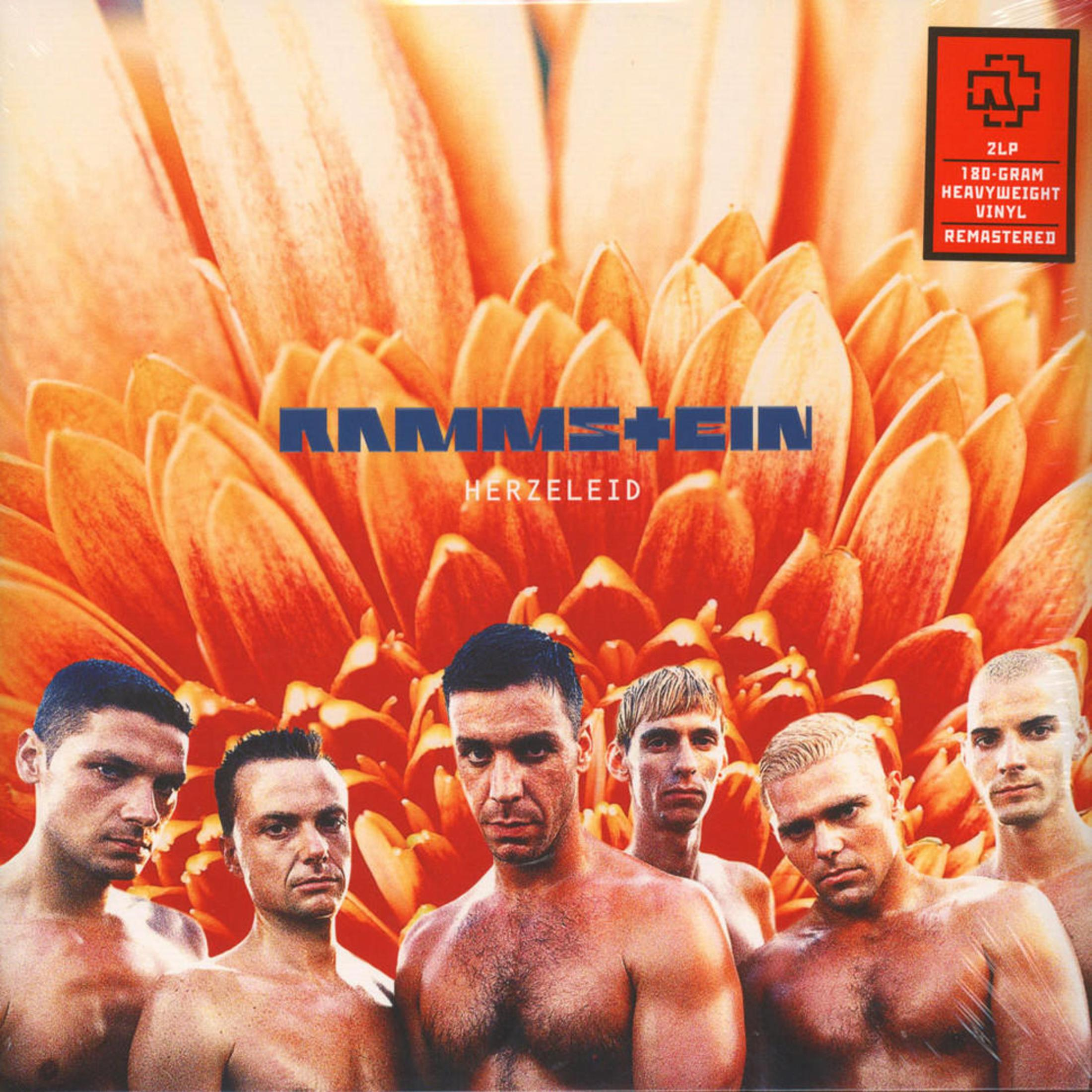 Copertina dell'album dei Rammstein con i membri della band davanti a un fiore.