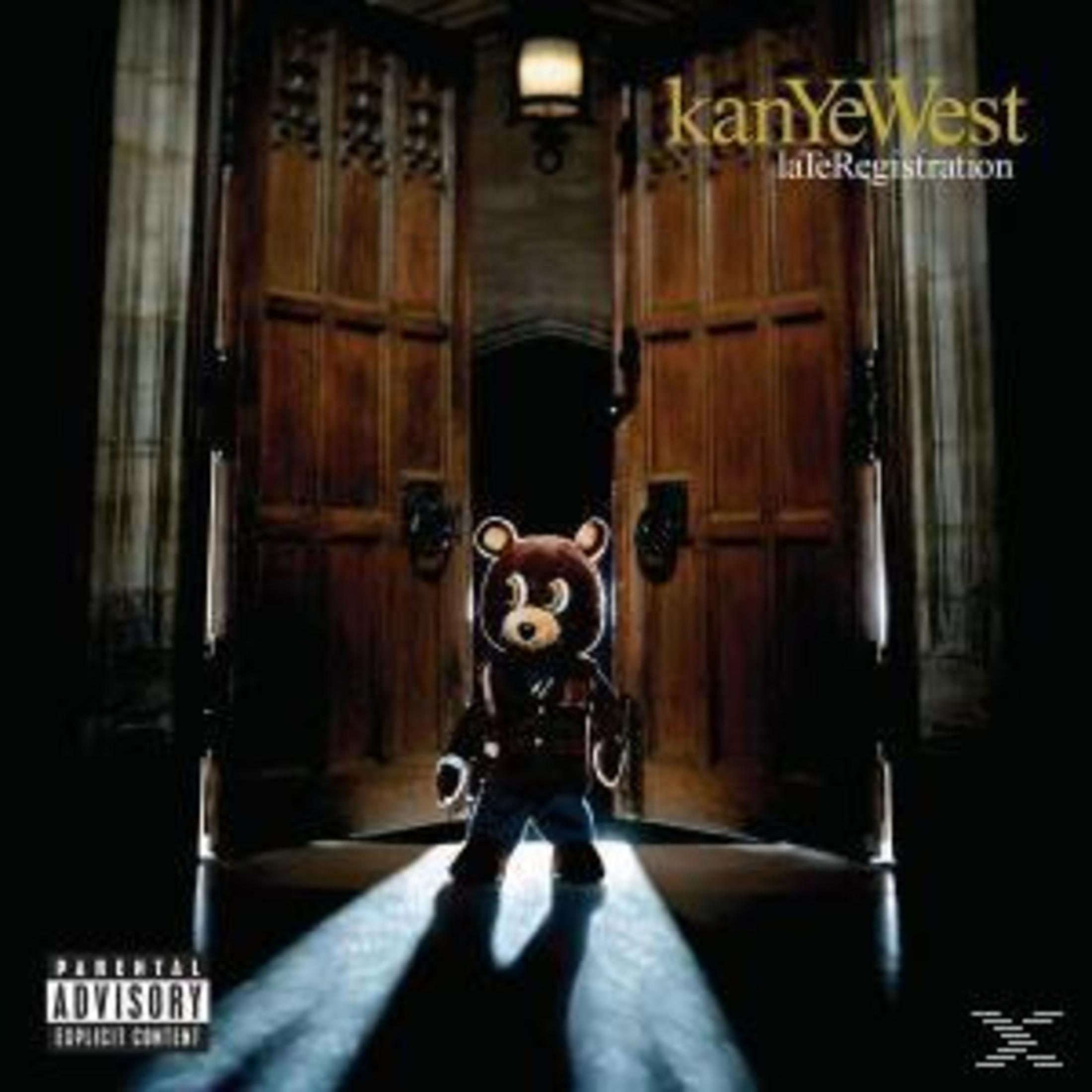 Copertina dell'album con la mascotte dell'orso Kanye West in piedi di fronte a porte di legno.