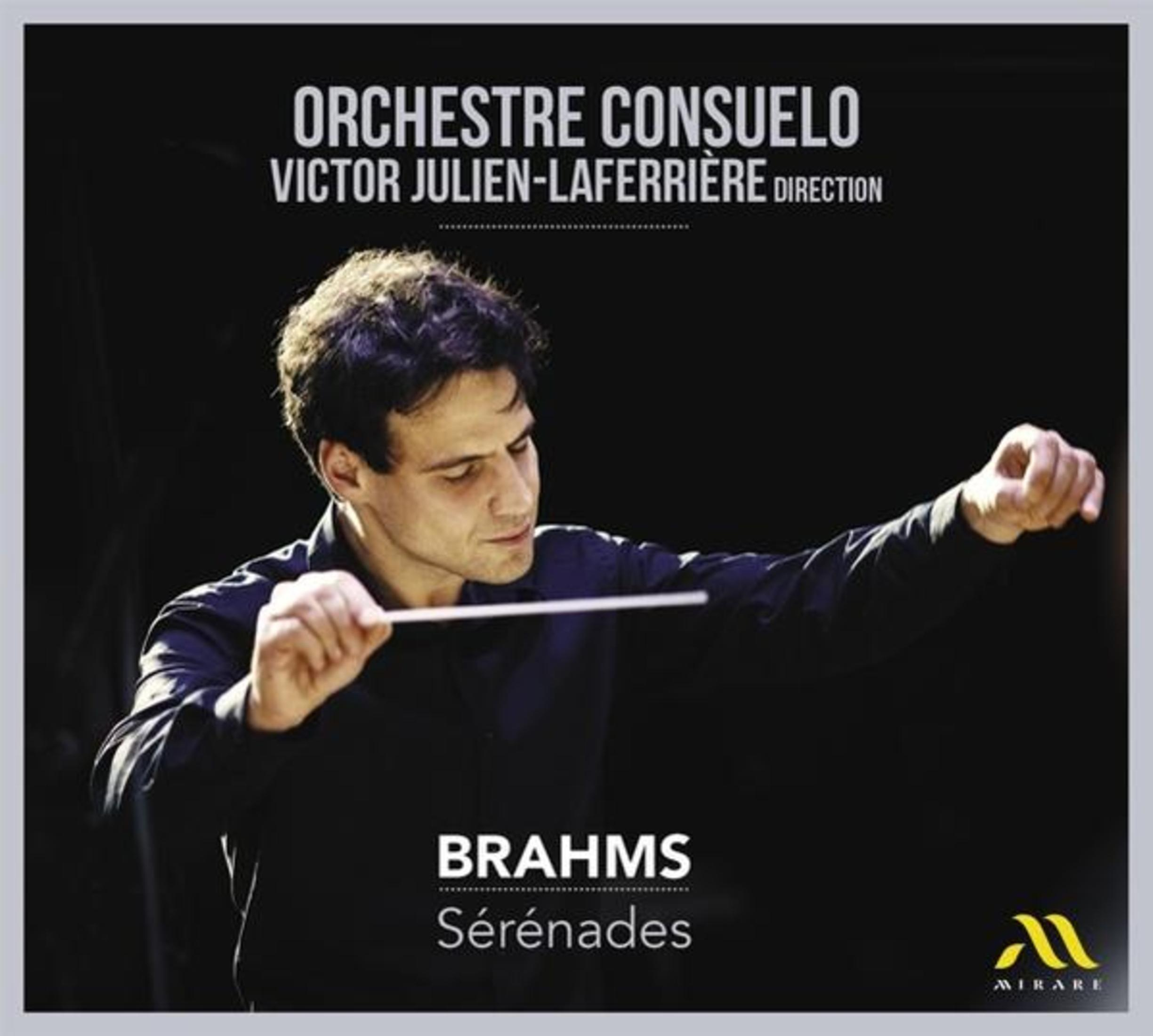 Copertina dell'album con un direttore d'orchestra, Brahms e il testo 'Sérénades' e 'Orchestre Consuelo'.