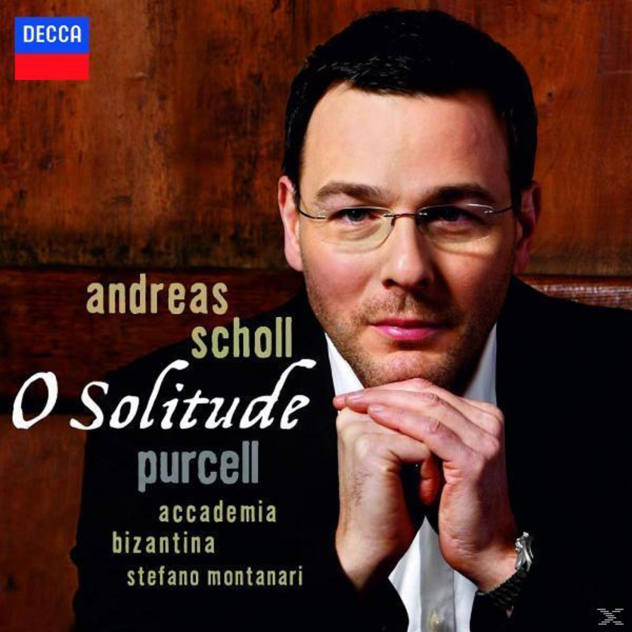 Albumcover: Andreas Scholl 'O Solitude'. Portret van een man met een bril met tekstoverlay.