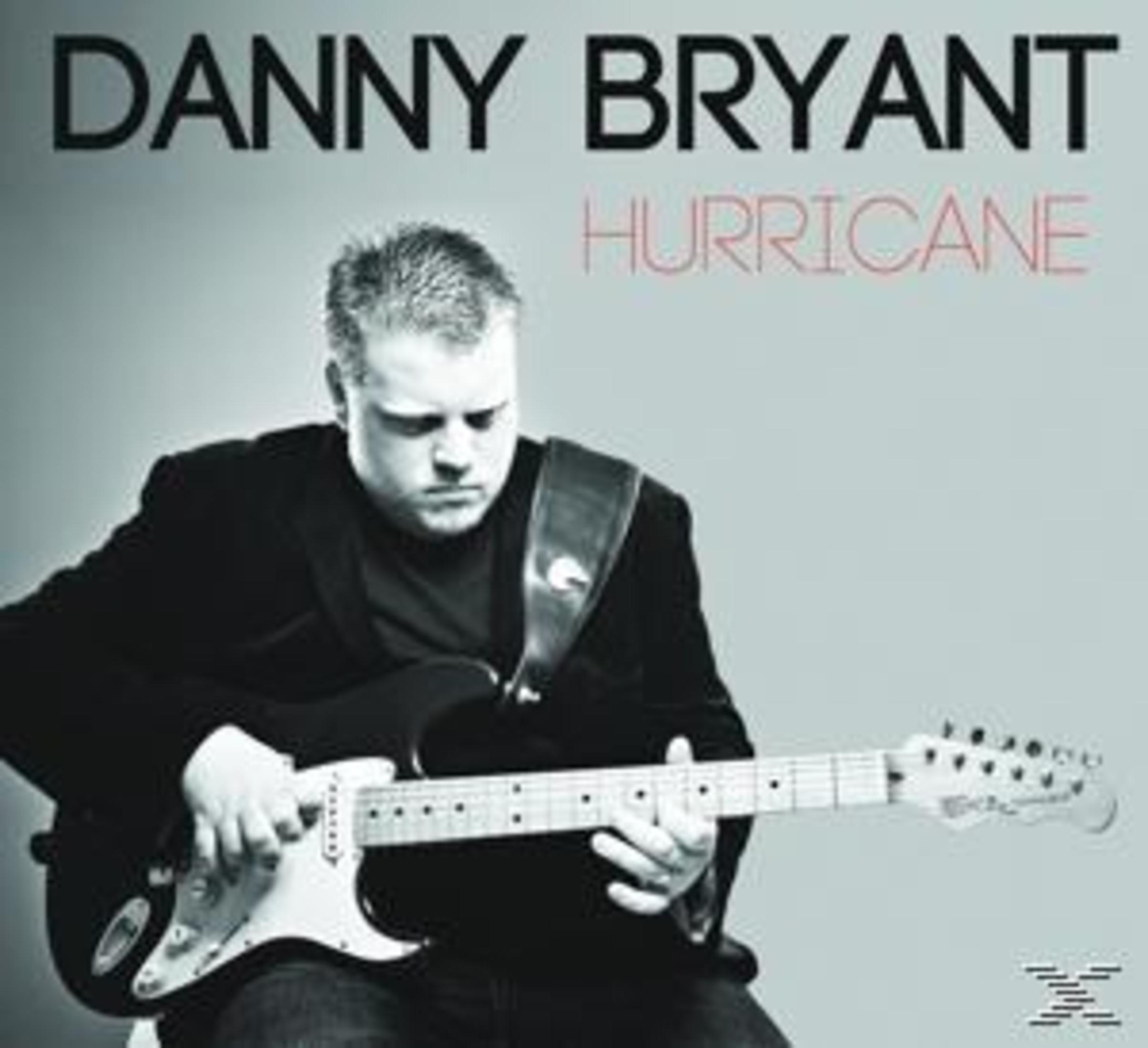 Pochette d'album. Un homme joue de la guitare. Le texte dit 'Danny Bryant Hurricane'.
