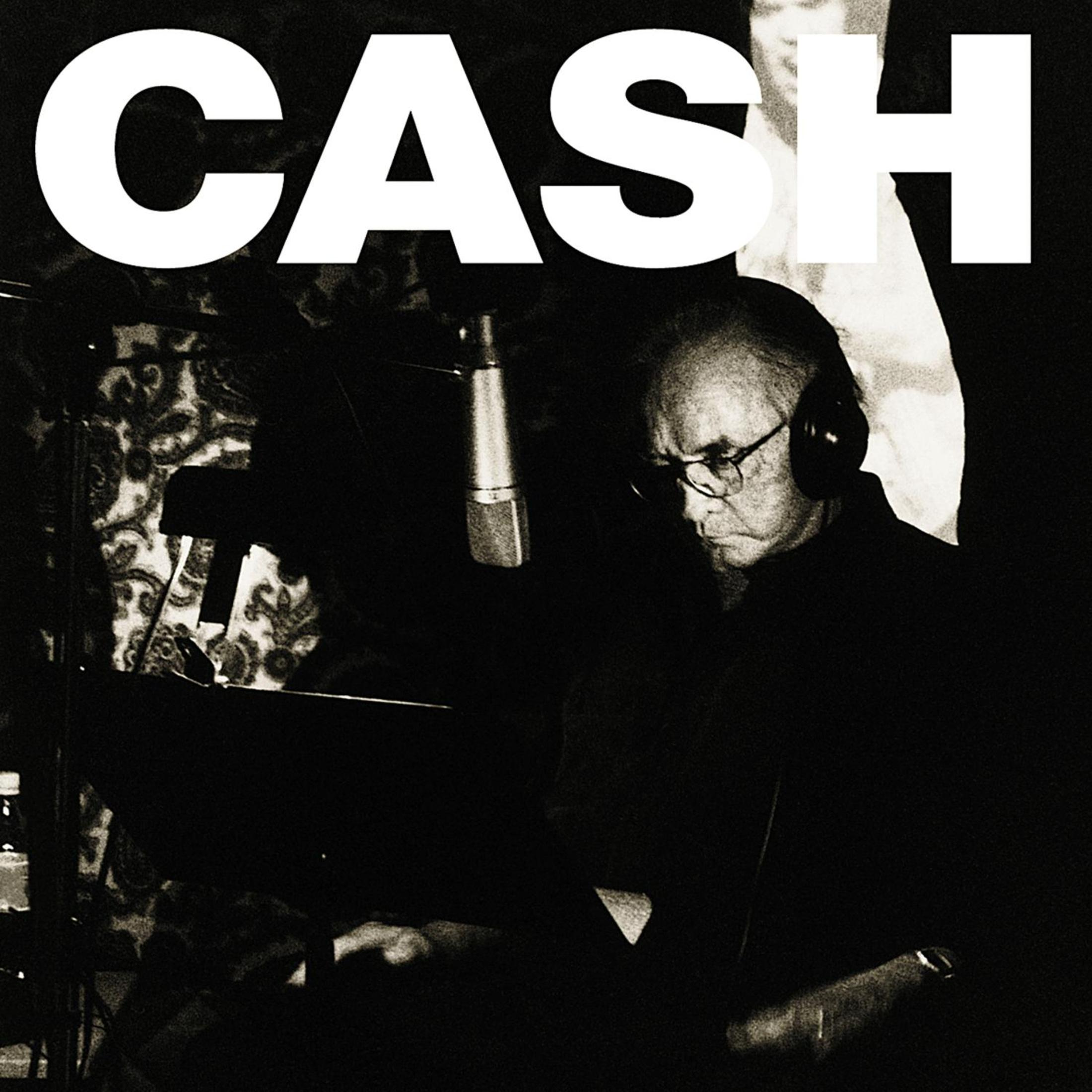 Copertina dell'album Cash. Johnny Cash è in uno studio di registrazione, con un microfono e le cuffie.
