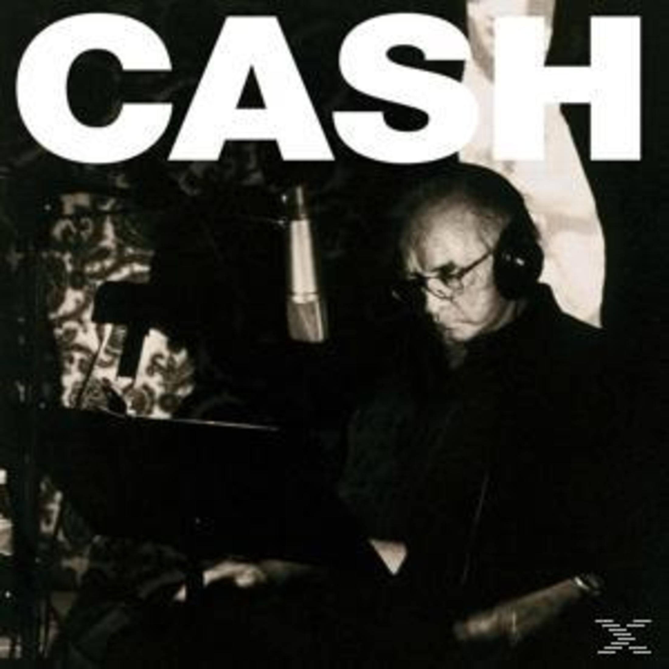Copertina dell'album Cash. Foto in bianco e nero di Johnny Cash che canta in un microfono.