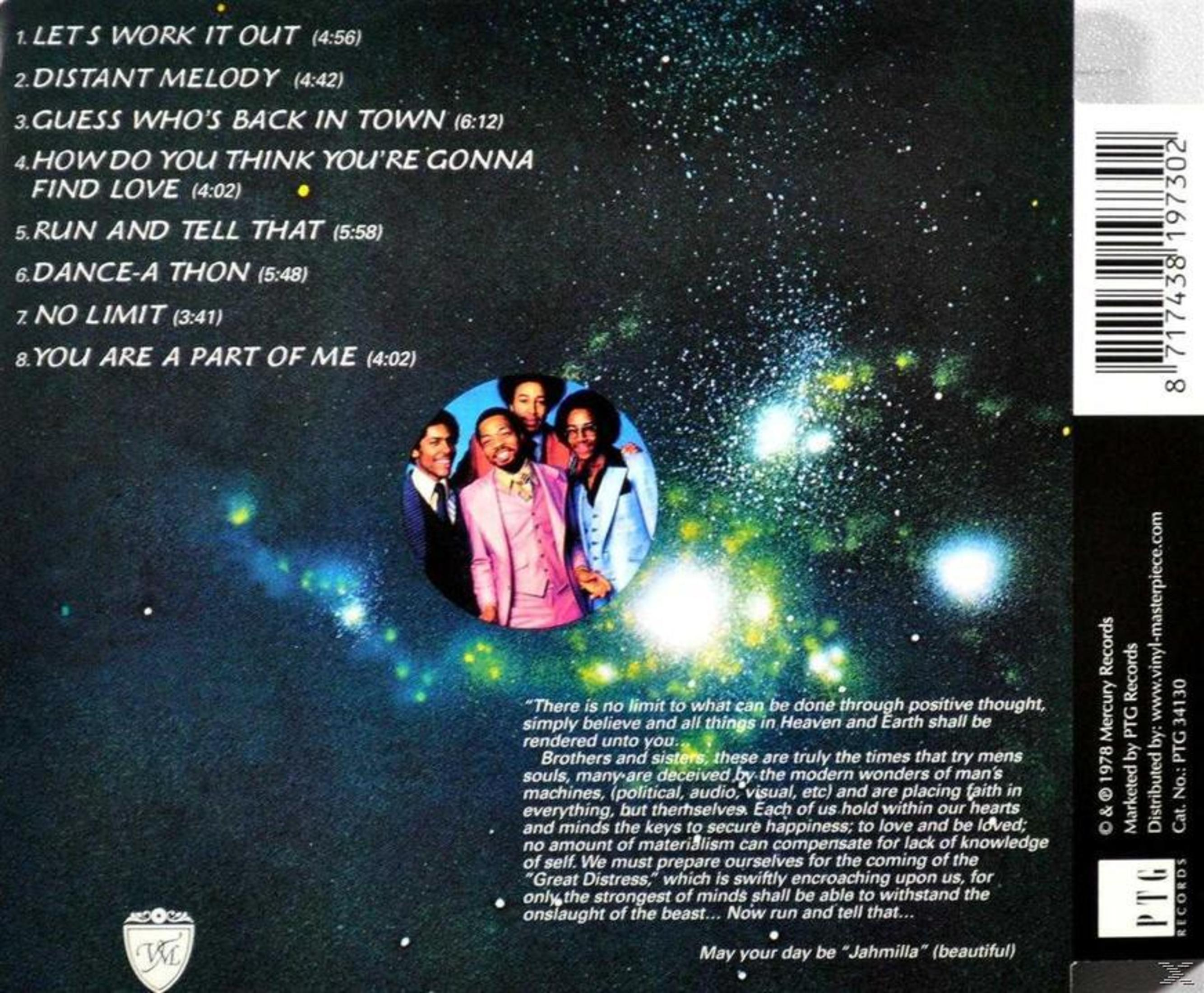 Pochette d'album avec les membres du groupe, un fond de galaxie et des titres de chansons.