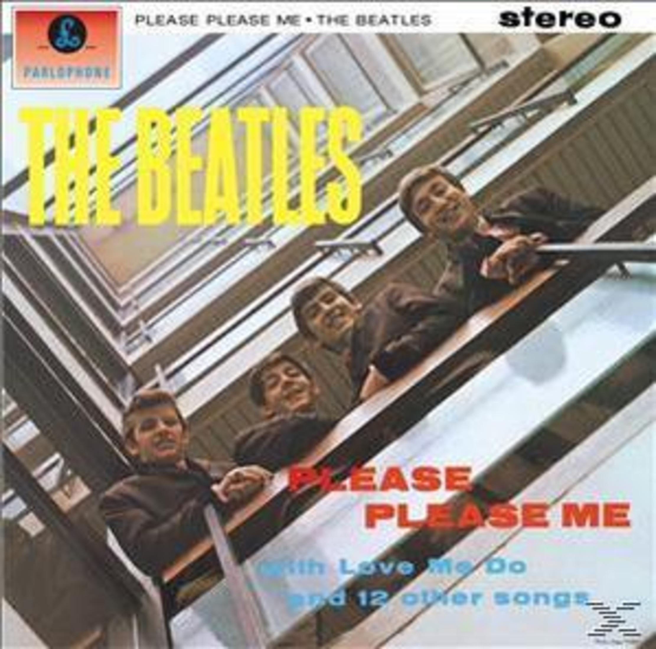 Copertina dell'album dei Beatles, con quattro uomini su una scala mobile. Testo: "PLEASE PLEASE ME".