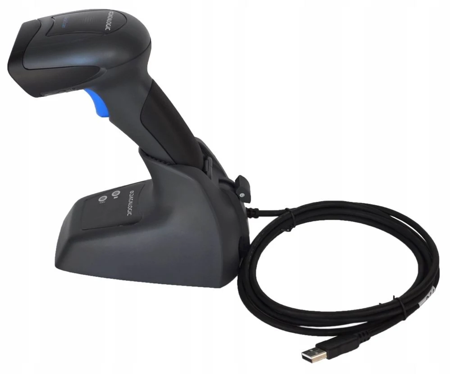 Ein schwarz-blauer Barcode-Scanner mit Ständer und USB-Kabel. Der Scanner steht auf einer weißen Oberfläche.