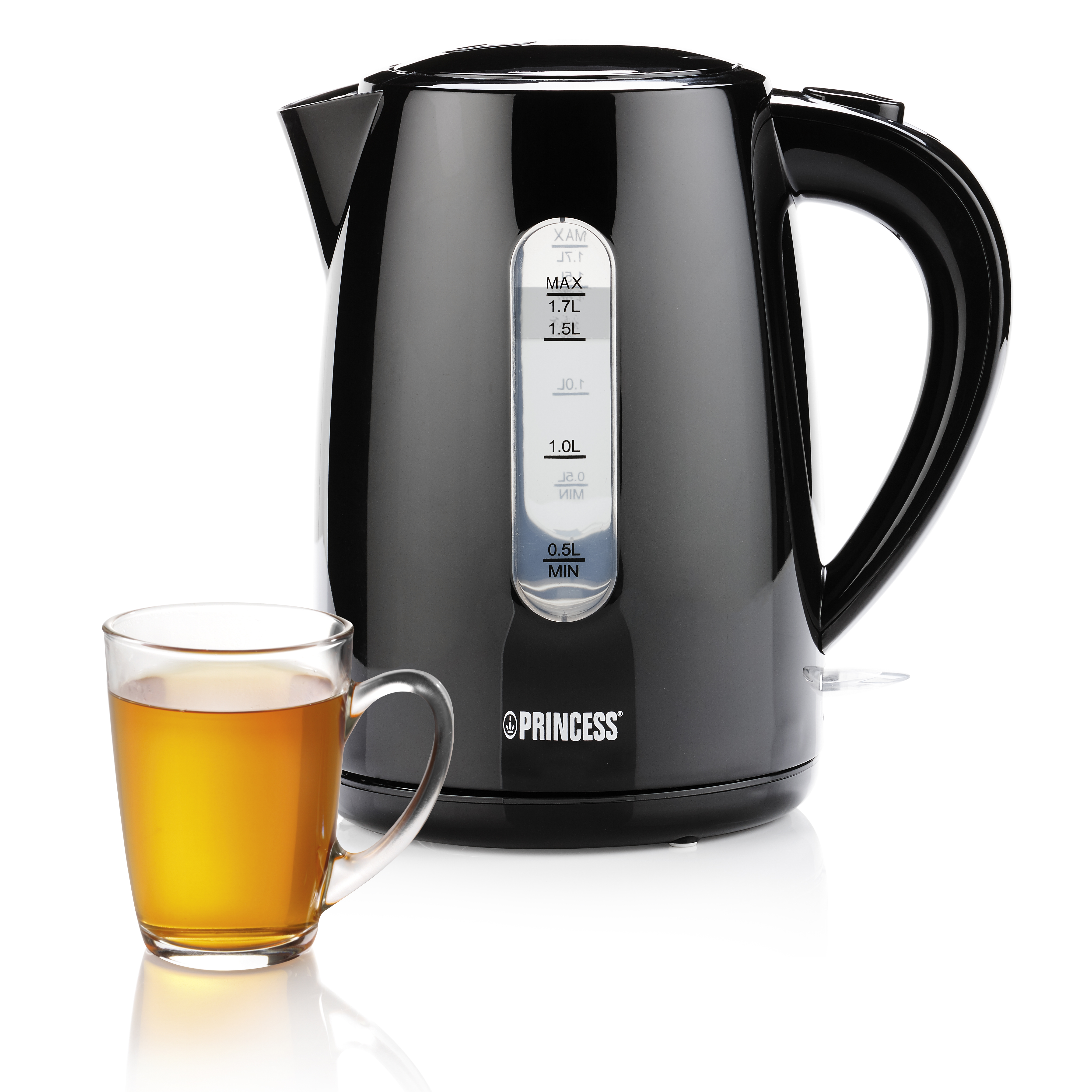 Hervidor eléctrico negro con una taza transparente de té. Fondo blanco.
