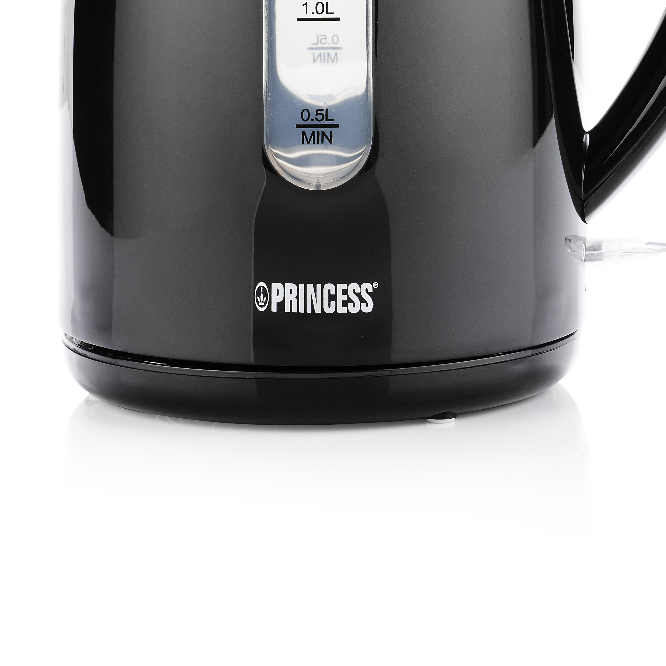 Hervidor eléctrico negro con el logotipo de Princess. Fondo blanco.