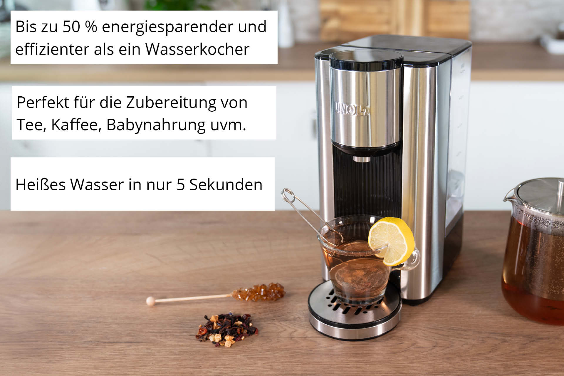 Ein moderner Wasserspender mit einer Tasse Tee und einer Zitronenscheibe wird gezeigt.