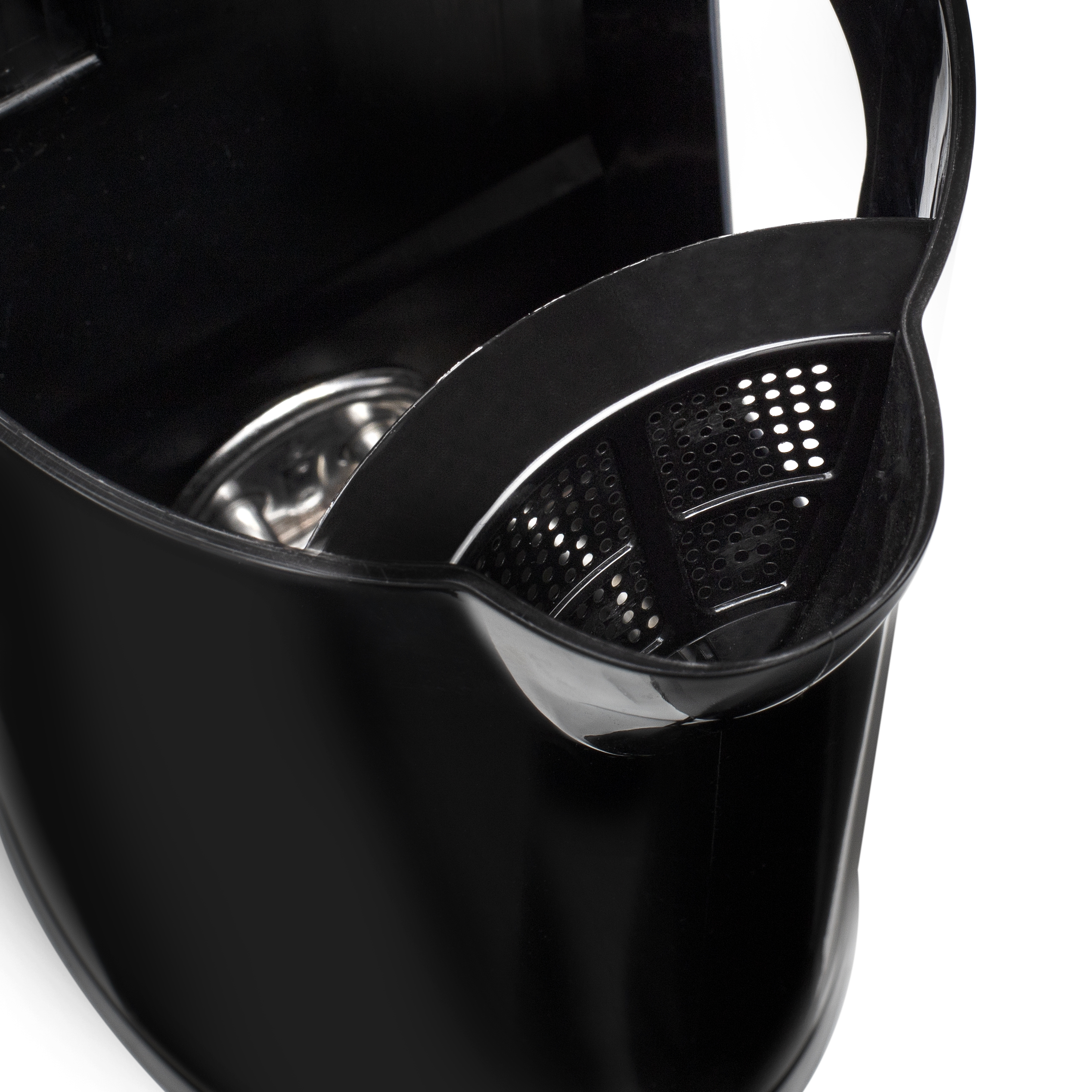 Zbliżenie czarnego pojemnika z sitkiem w środku, na białym tle.