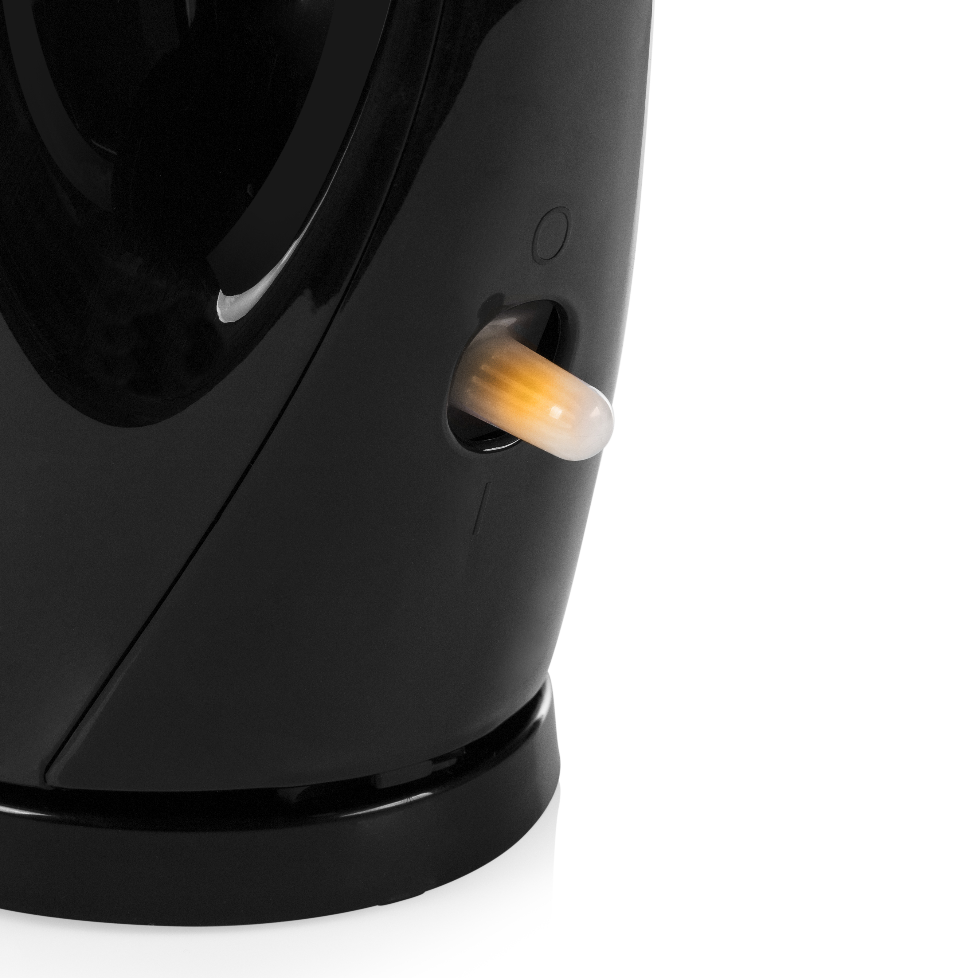 Czarne urządzenie z włącznikiem światła z boku, na białym tle.