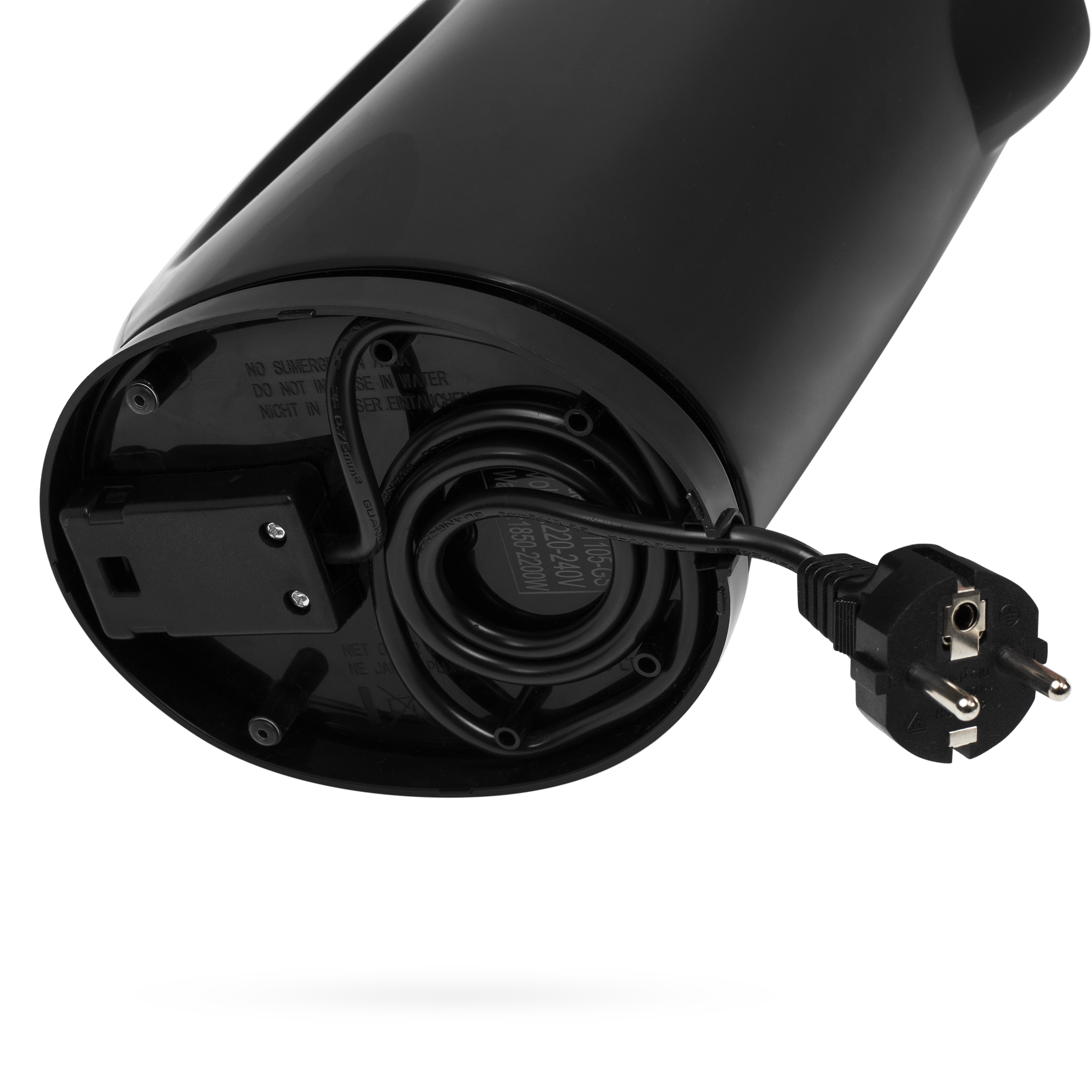 Spód czarnego urządzenia z przewodem zasilającym i wtyczką, widok od dołu.