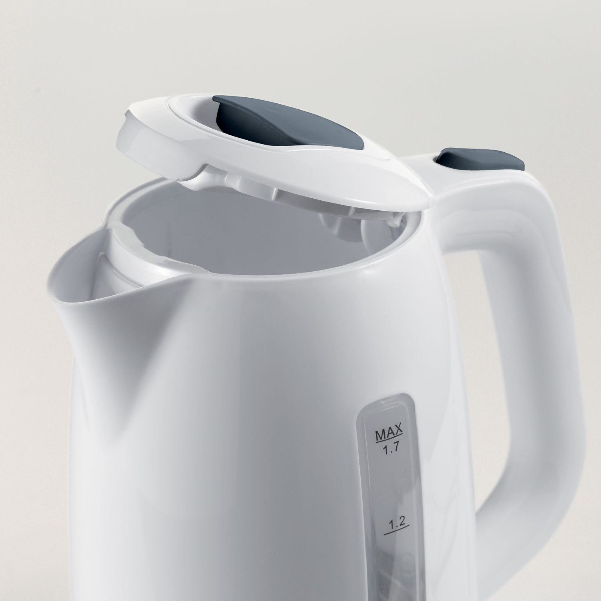 Bollitore elettrico bianco, coperchio aperto, con indicatore livello.