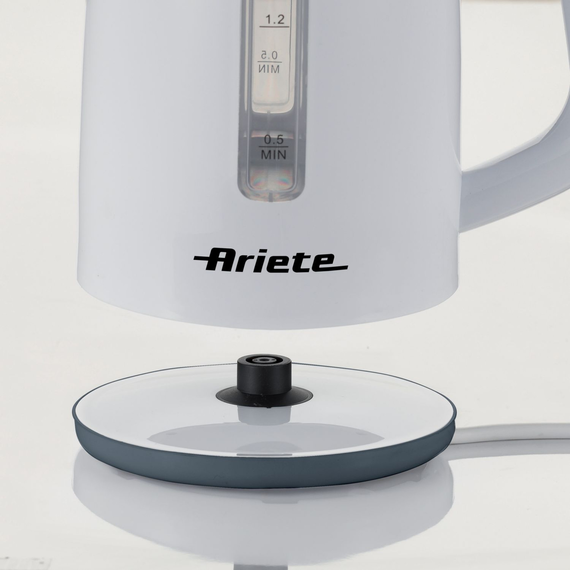 Bollitore elettrico bianco su superficie bianca con logo Ariete.